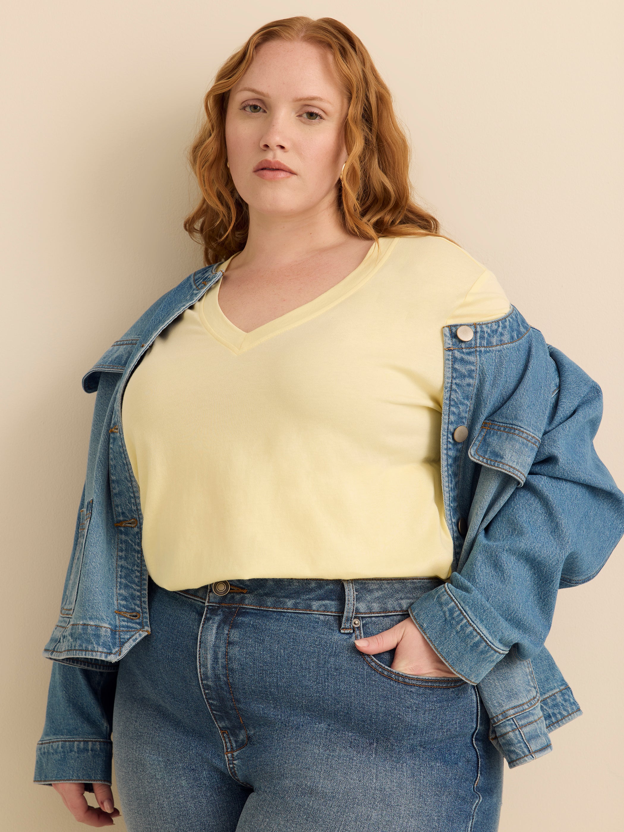 Tissu responsable, t-shirt coupe boyfriend avec encolure en V et fentes