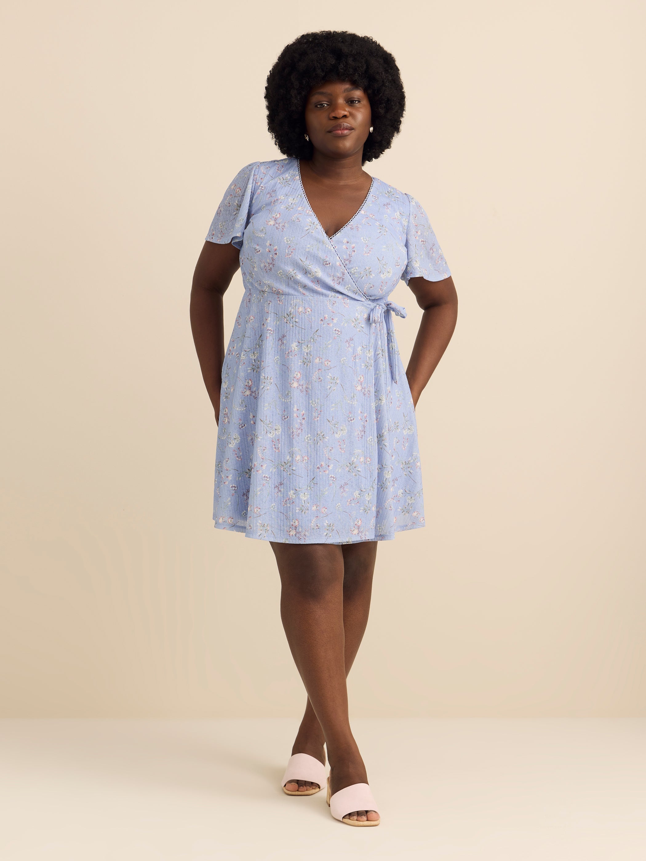 Robe cache-coeur courte à manches à volants - Addition Elle