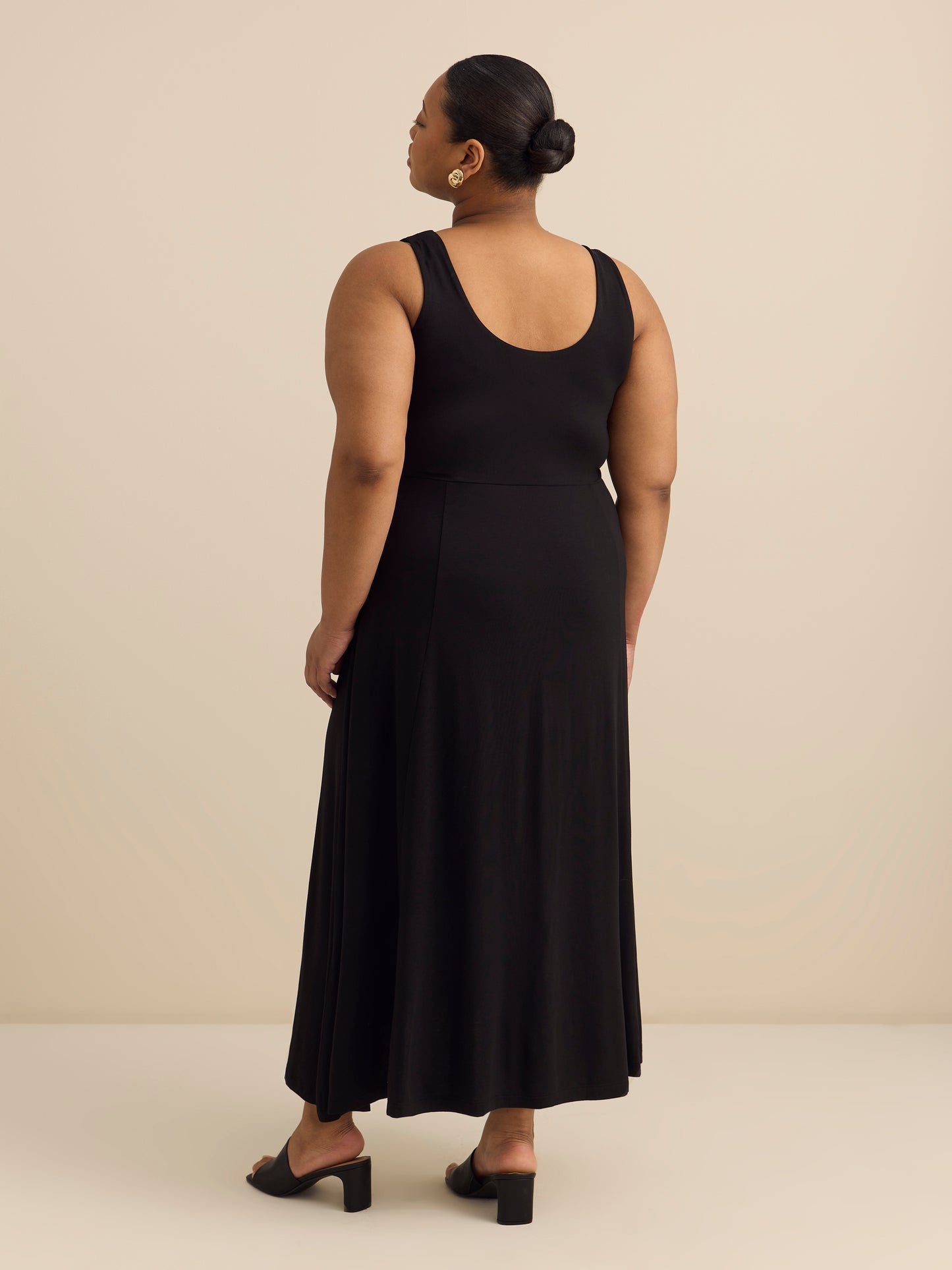 Responsible, Scoop Neck Sleeveless Dress with Slit