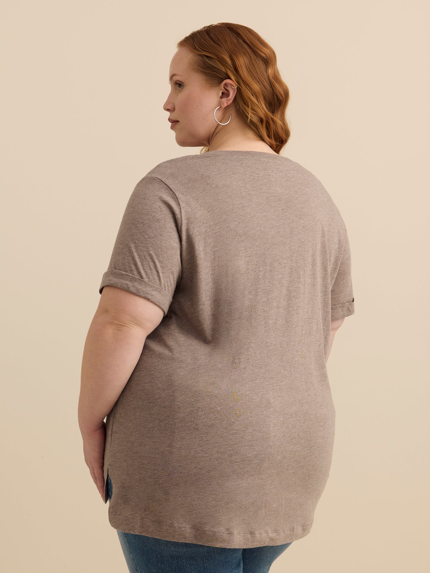 Tissu responsable, t-shirt coupe boyfriend avec encolure en V et fentes