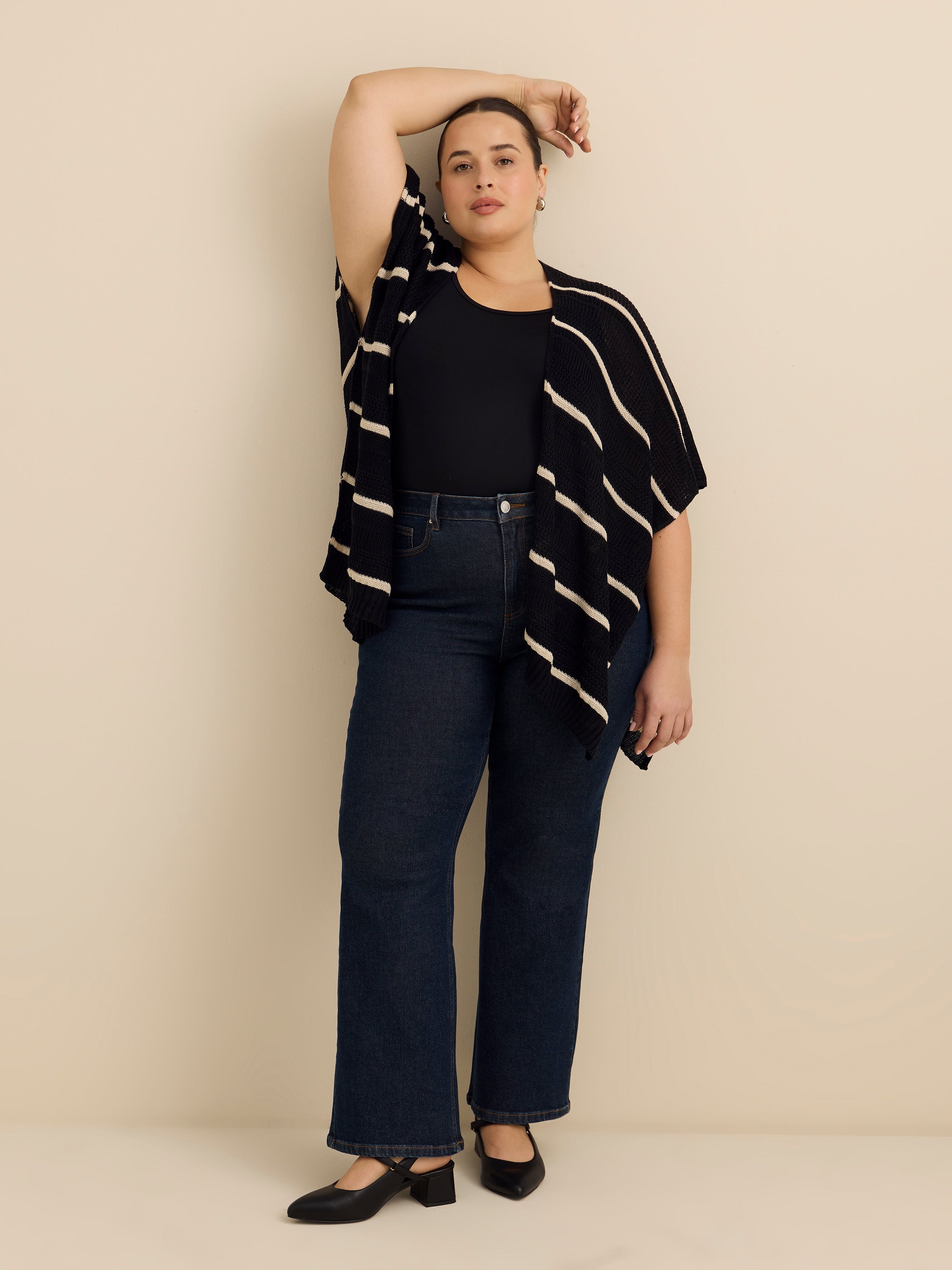 Cape noire à rayures blanches et devant ouvert