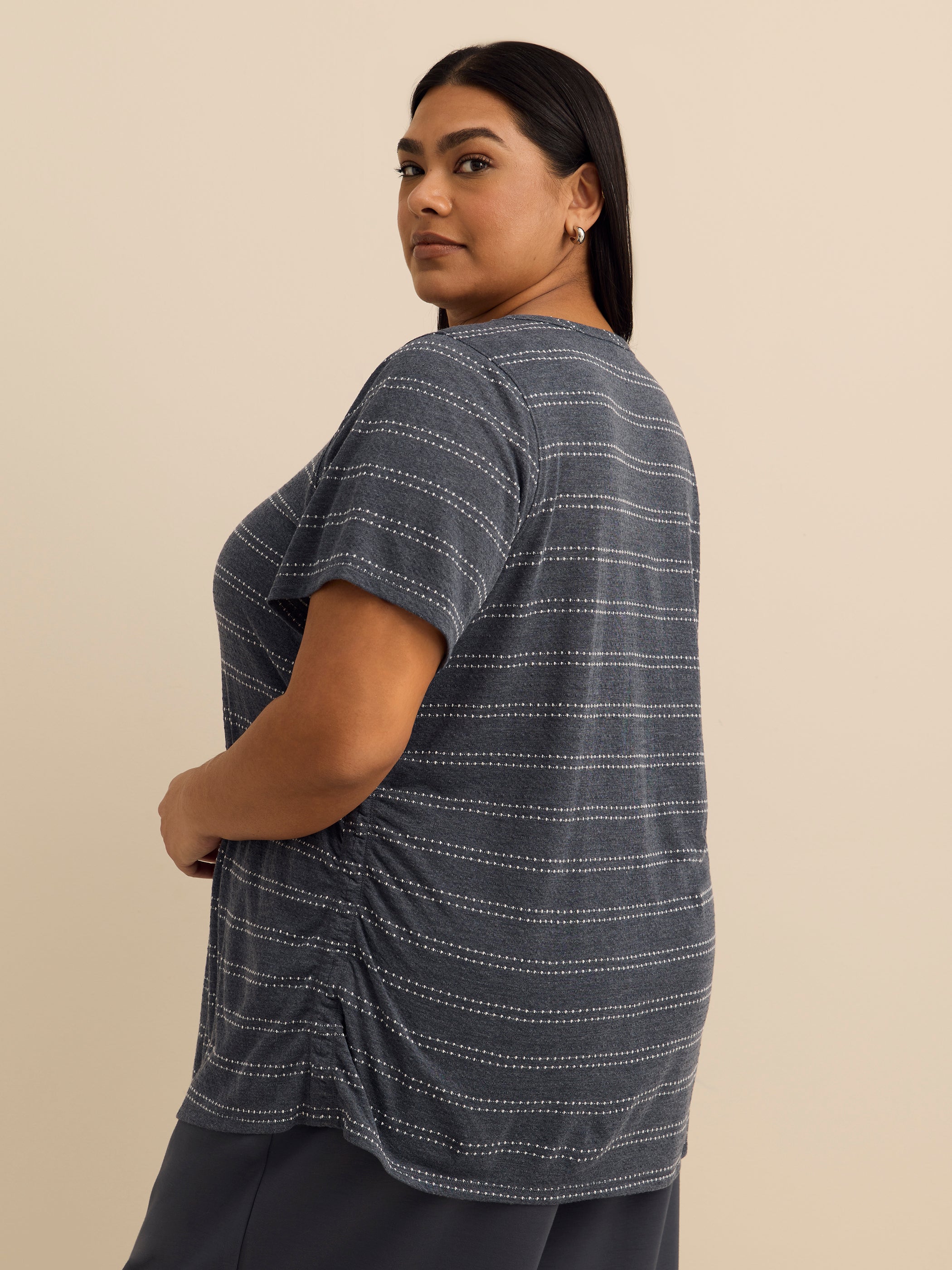 T-shirt à  col rond avec détail froncé sur le côté - Active Zone