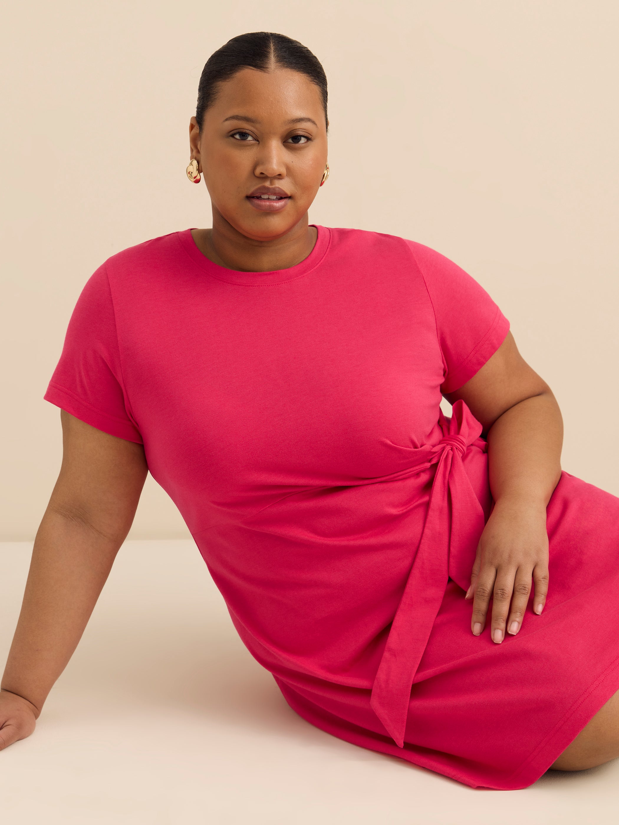 Robe à manches courtes à col dégagé avec noeud à la taille, tissu responsable