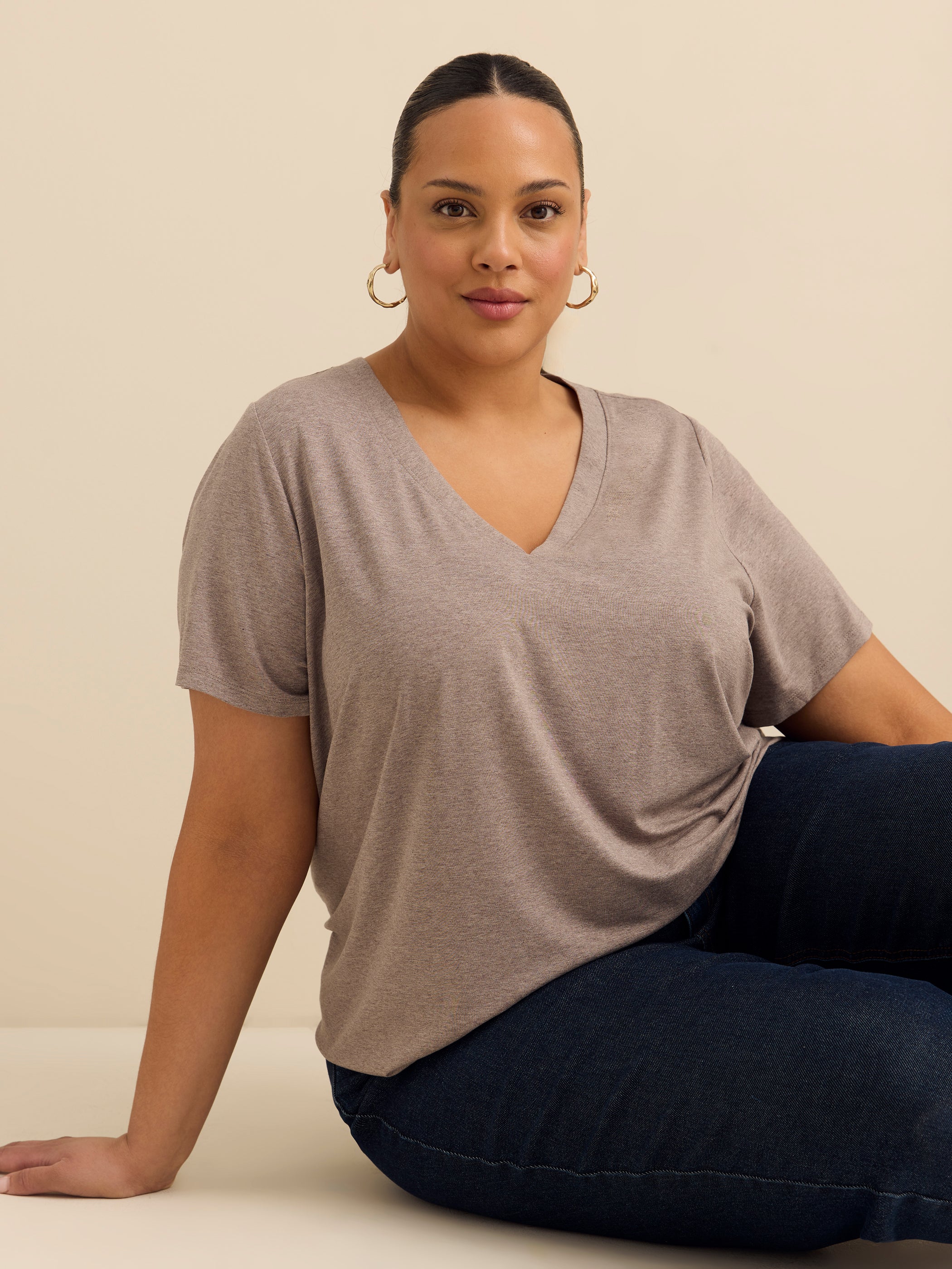 Haut évasé à manches courtes et encolure en V