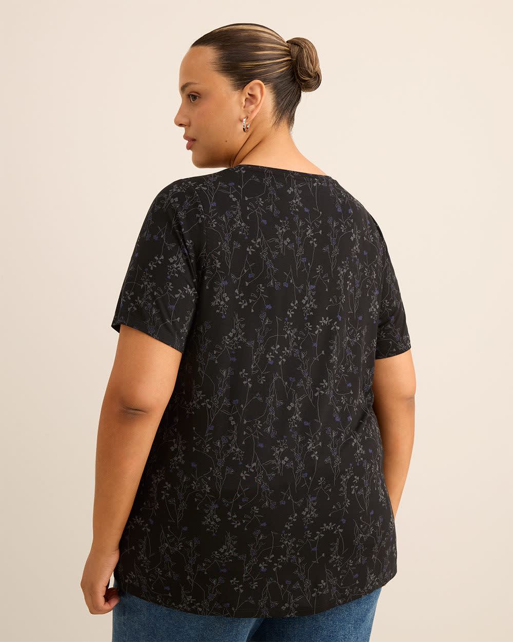 Modern-Fit Short-Sleeve V-Neck Tee - PENN. Essentials