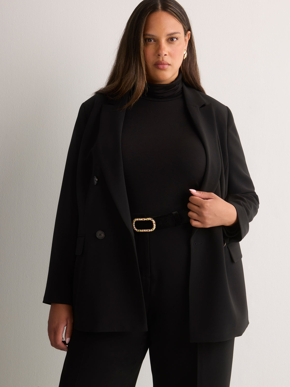 Haut moderne noir à col roulé et manches longues, tissu responsable