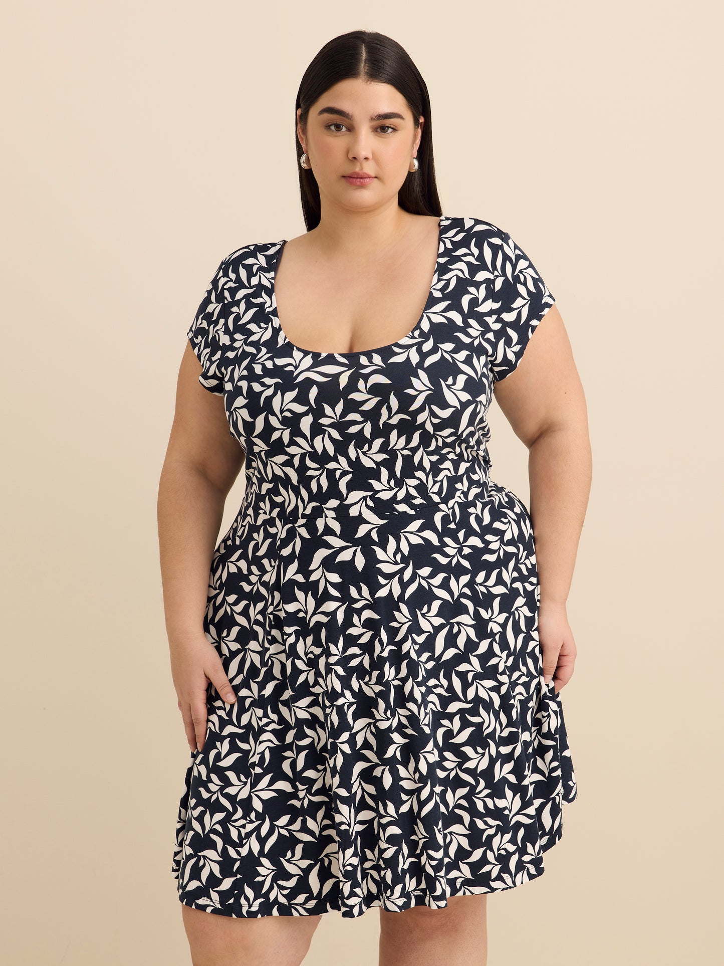 Tissu responsable, Robe à manches courtes et encolure dégagée