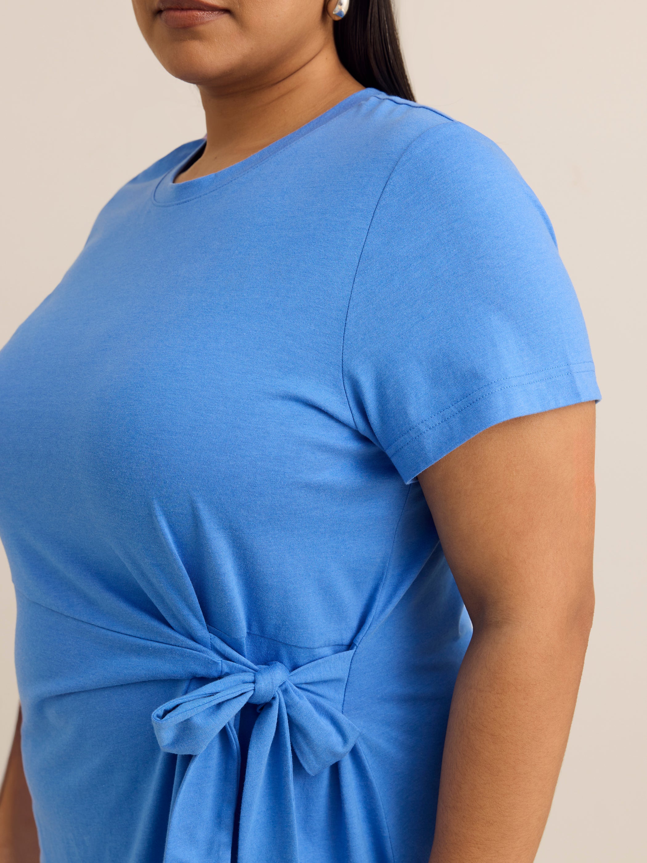 Robe à manches courtes à col dégagé avec noeud à la taille, tissu responsable