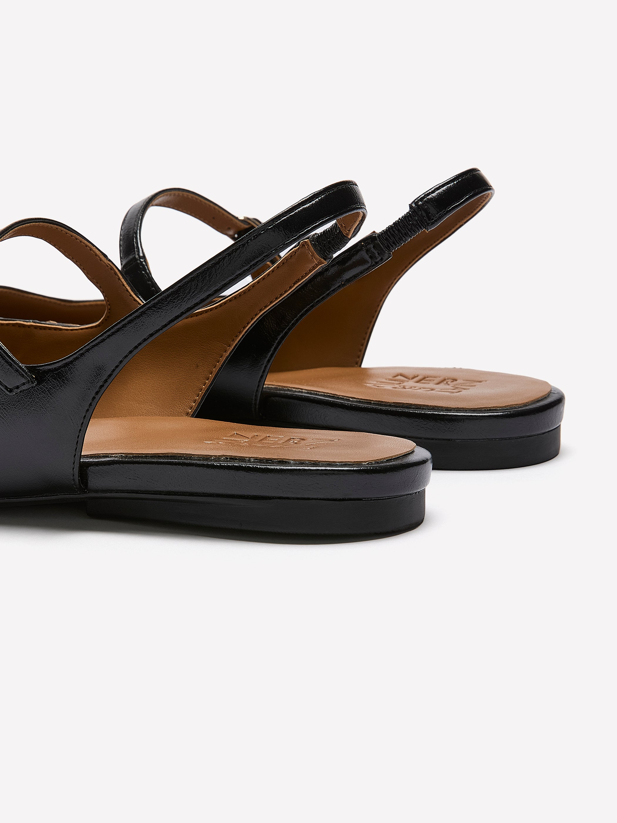 Chaussure plate en cuir noir avec bride au talon, pied large - Naturalizer