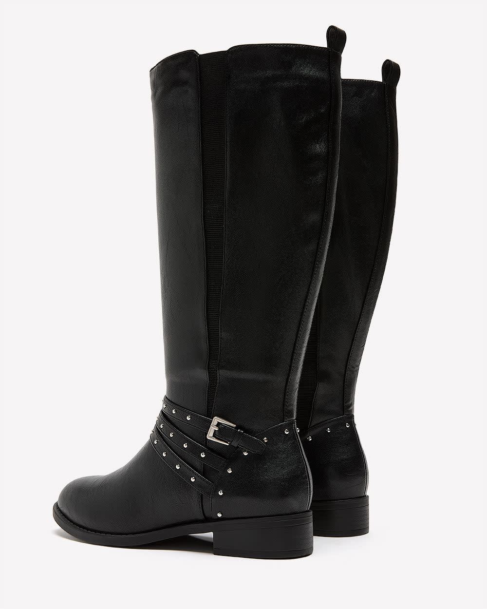 Botte haute avec fines brides cloutées, pied et mollet très larges