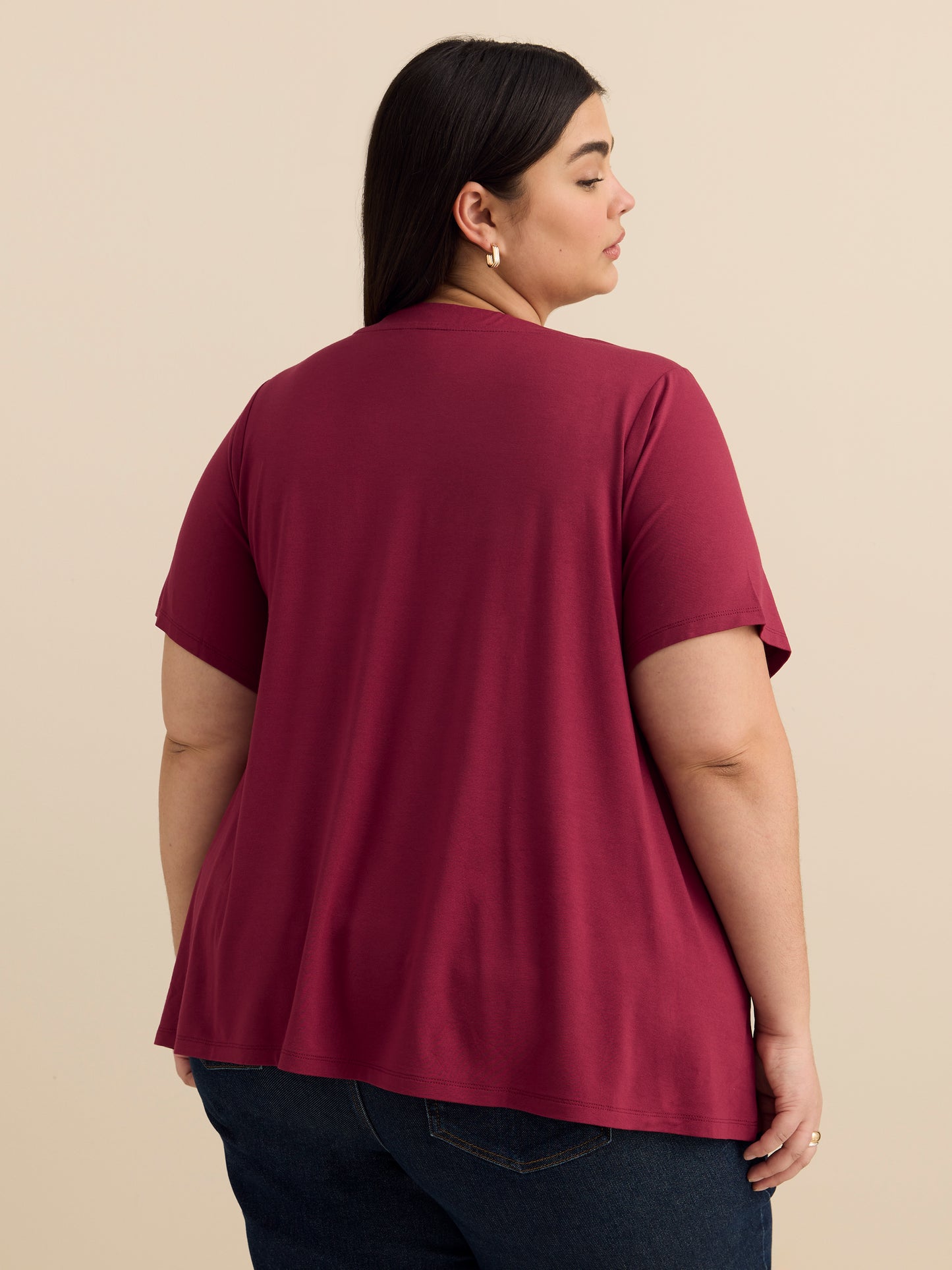 Haut évasé à manches courtes et encolure en V