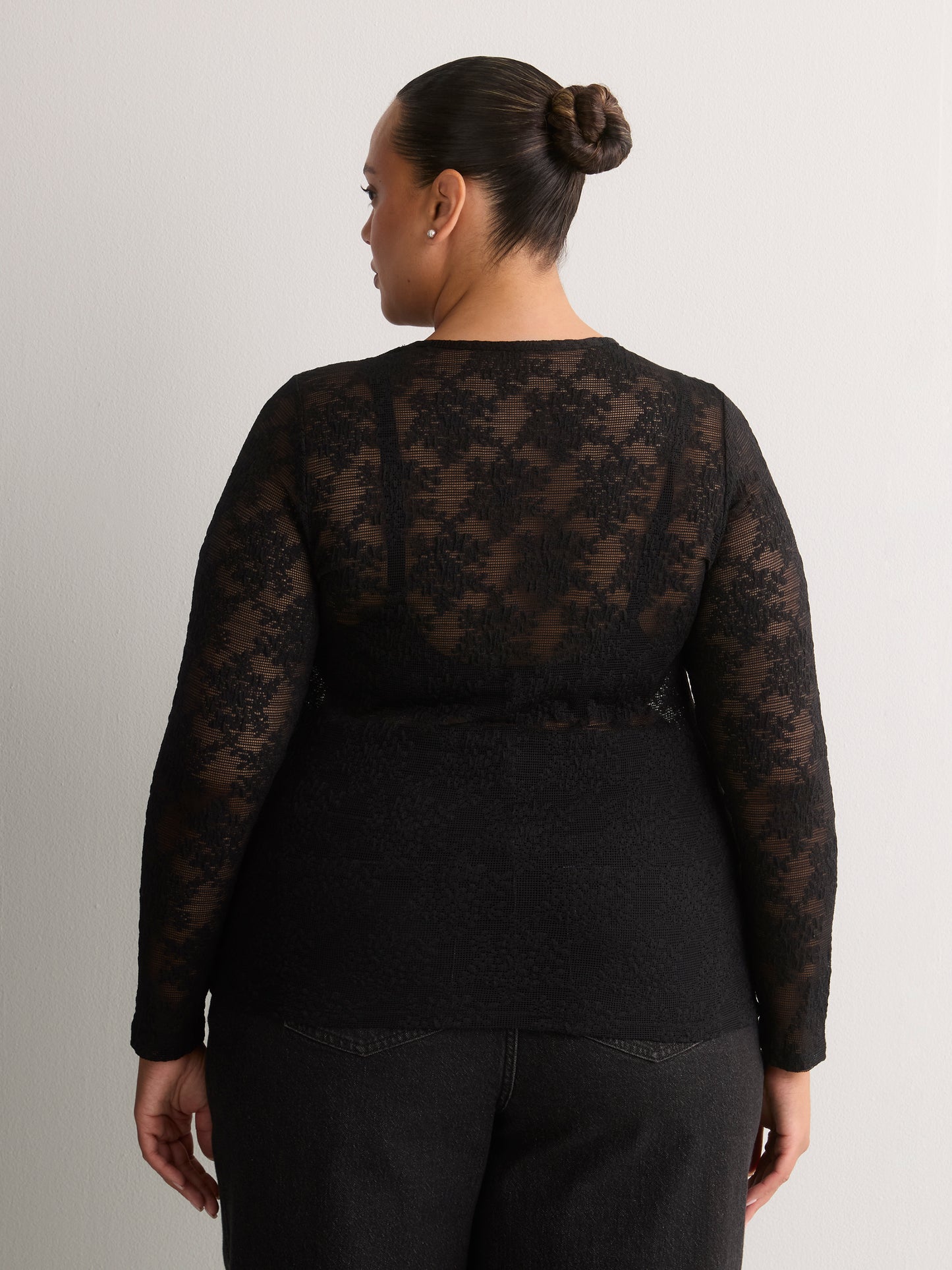 Haut en dentelle noire à manches longues