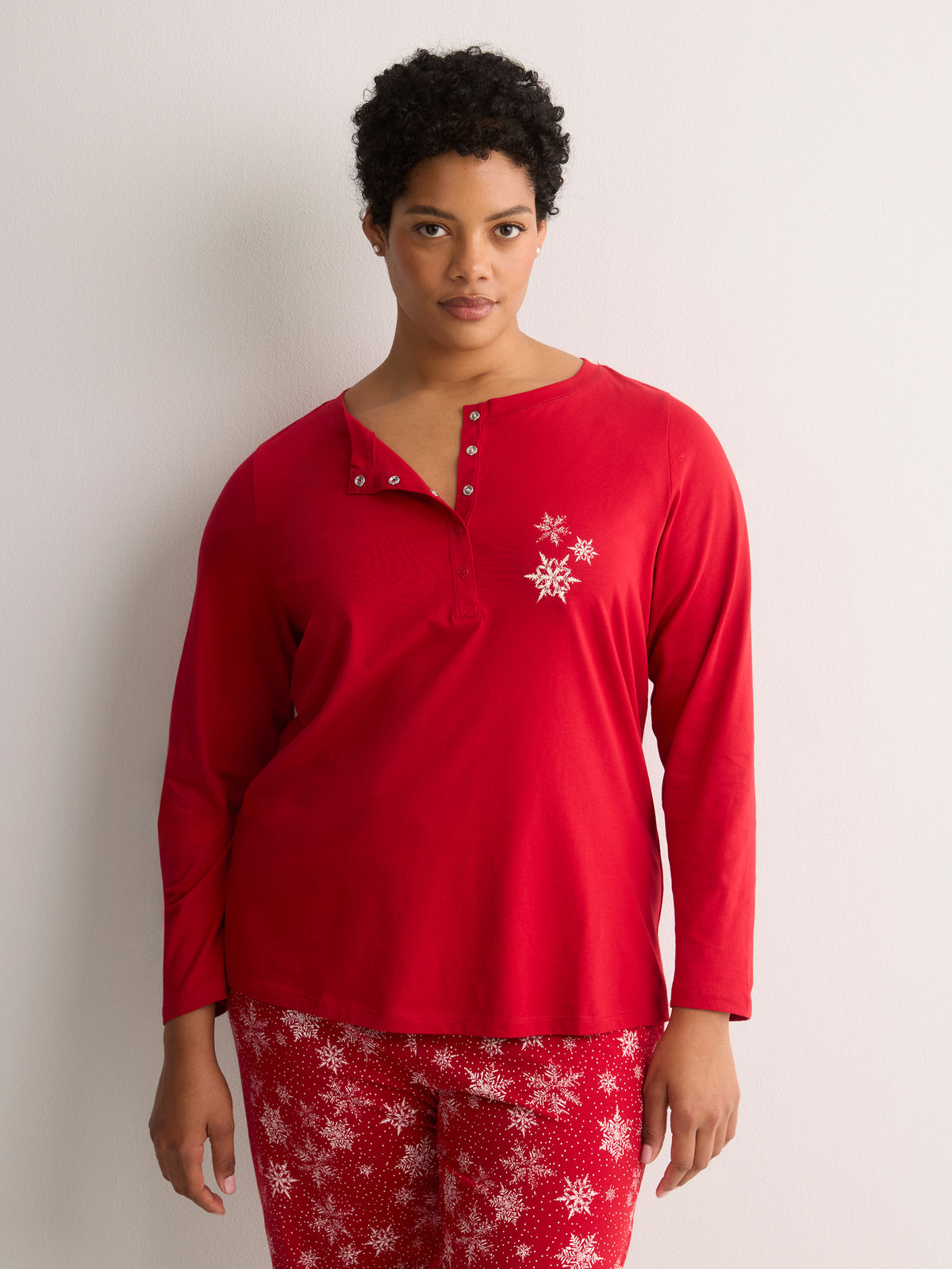 Red Snowflake Henley Tee and Straight Pant Pyjama Set - tiVOGLIO