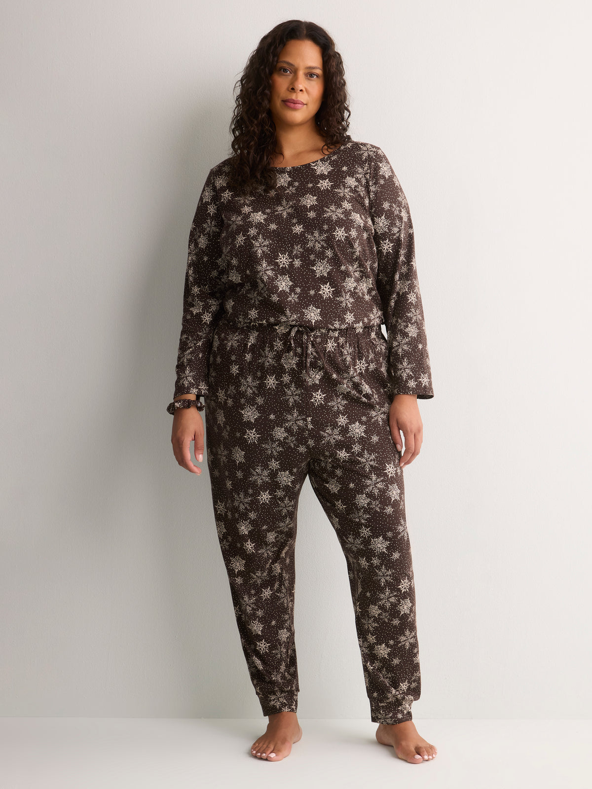 Brown Snowflake Long-Sleeve Tee and Jogger Pant Pyjama Set - tiVOGLIO