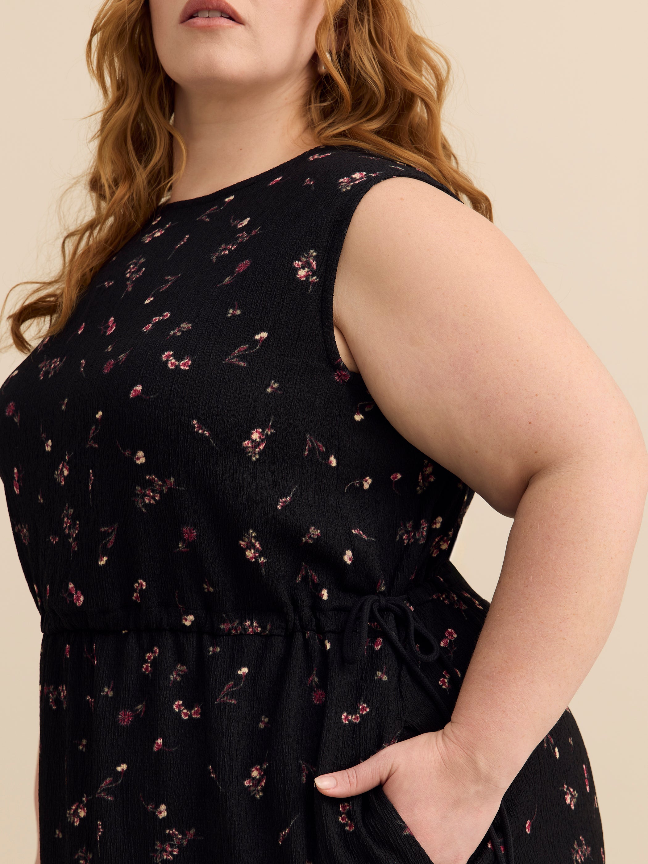 Robe imprimée sans manches à col rond avec jupe à volants