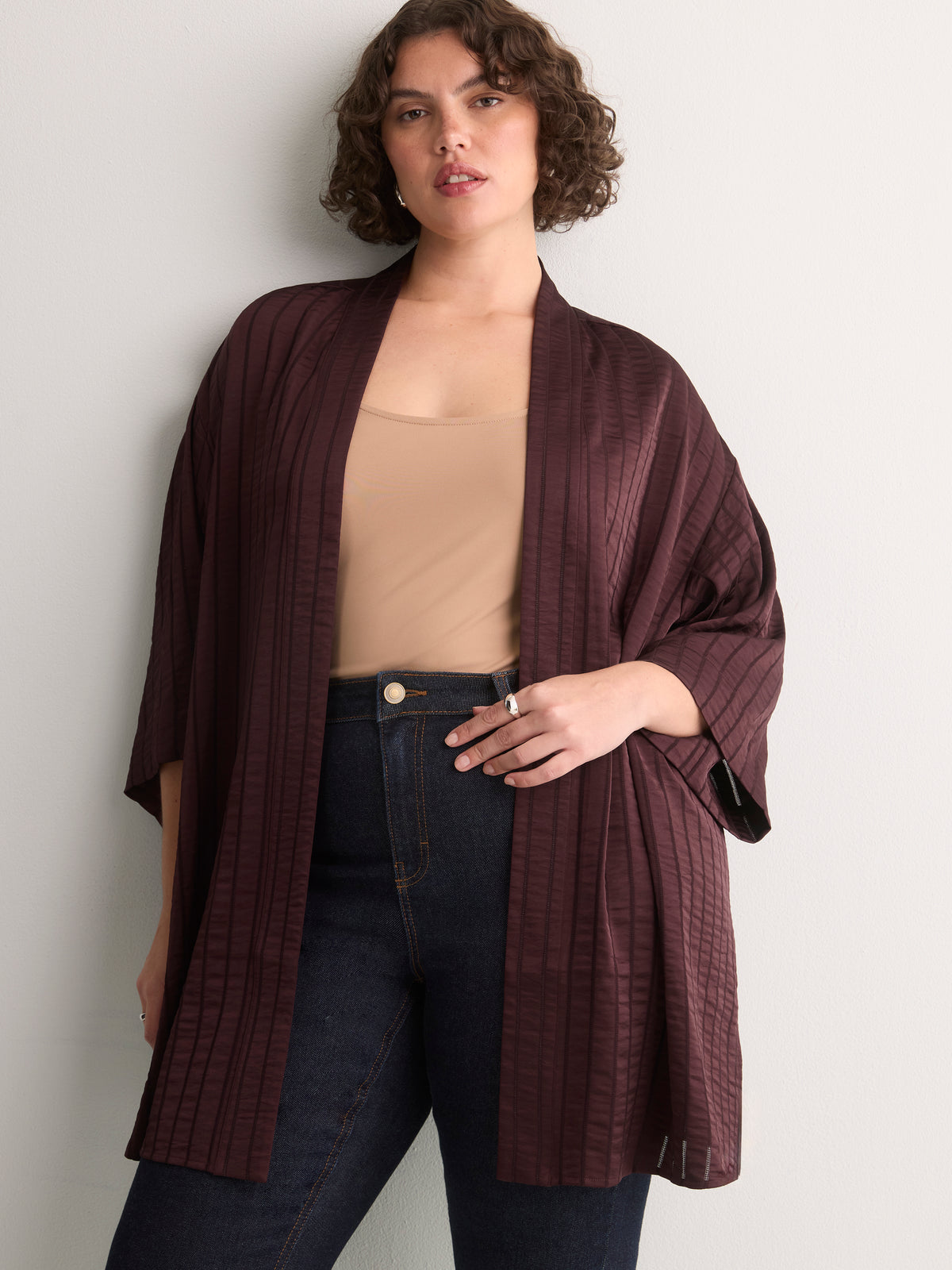 Kimono ample en satin violet foncé