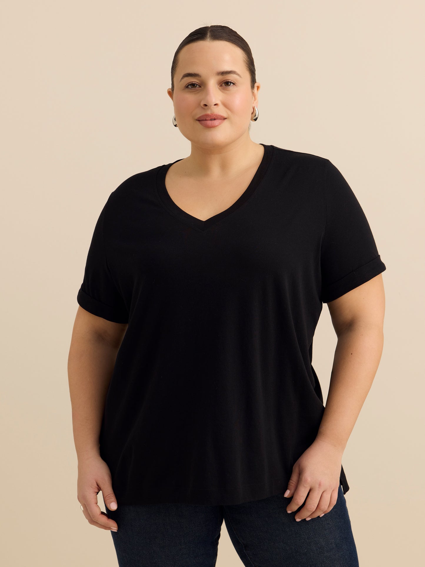 T-shirt avec col en V, coupe boyfriend, tissu responsable