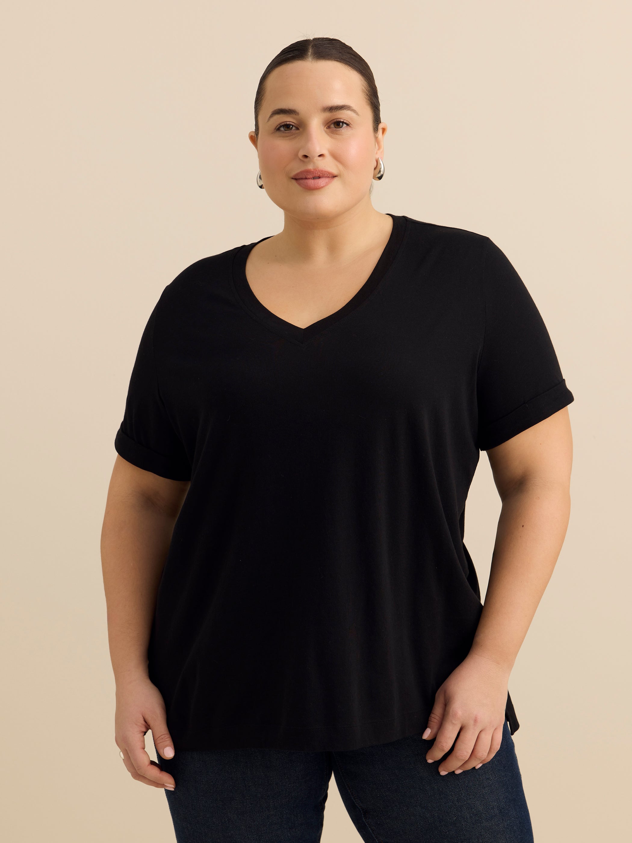 T-shirt avec col en V, coupe boyfriend, tissu responsable