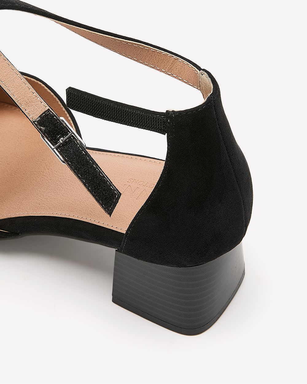 Chaussure noire pointue à  talon bloc et bride à  la cheville, pied très large