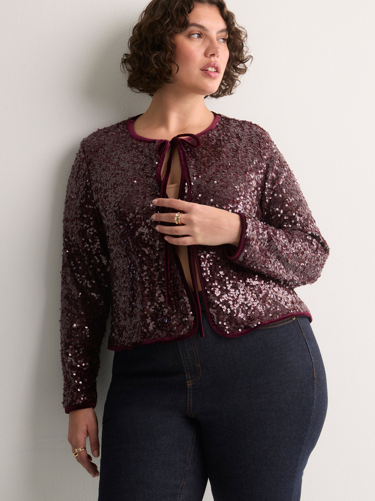 Cardigan court prune à paillettes et devant ouvert
