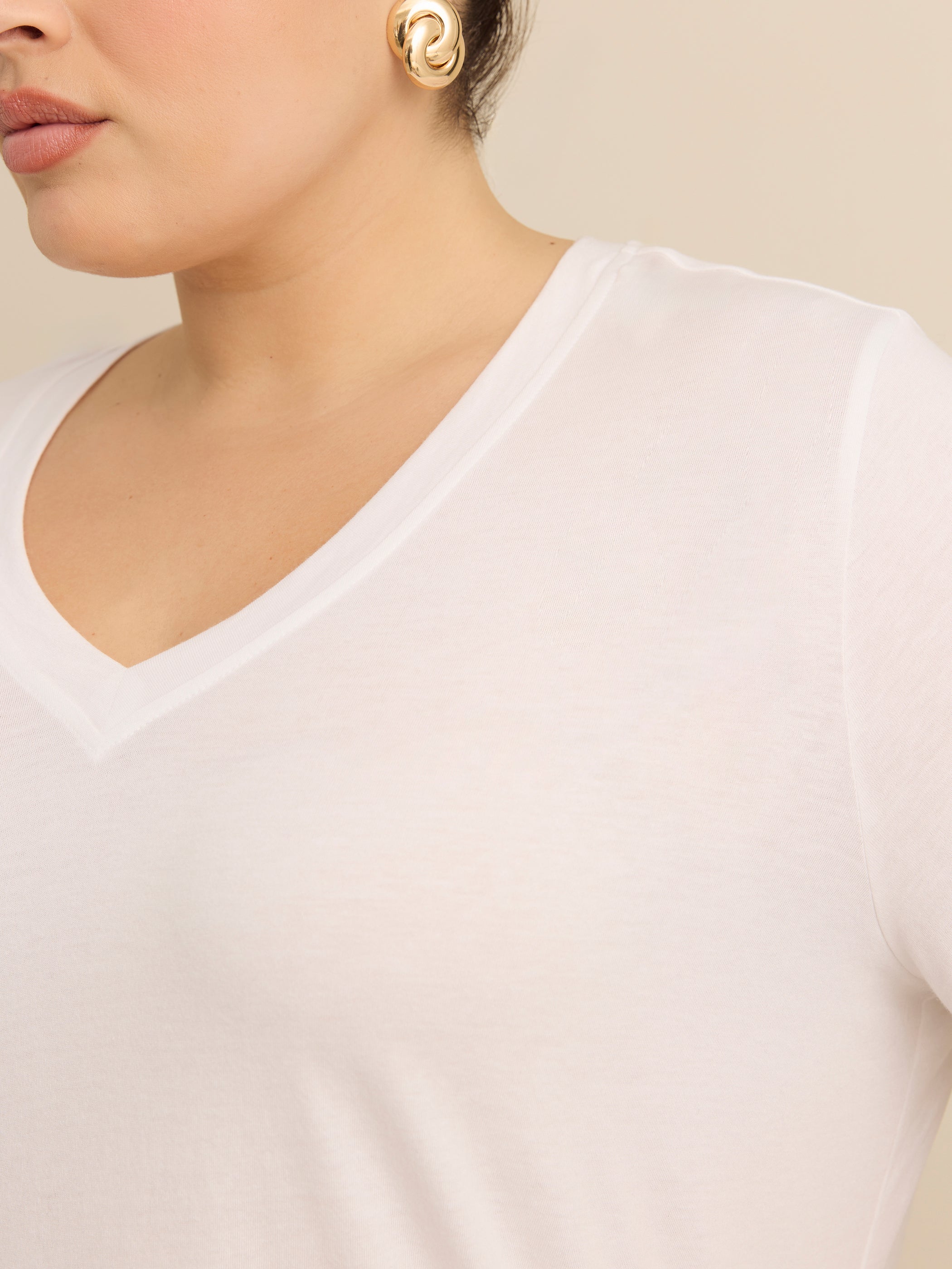 T-shirt avec col en V, coupe boyfriend, tissu responsable