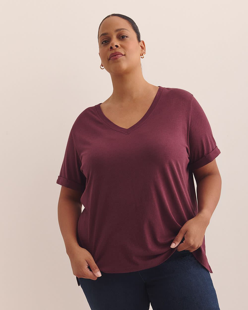 Boyfriend-Fit V-Neck T-Shirt - PENN. Essentials