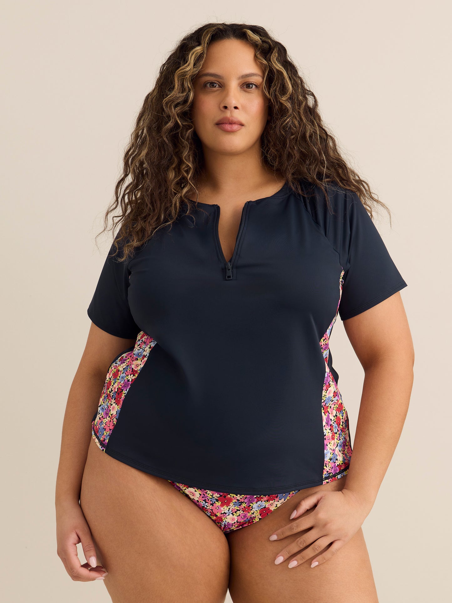Maillot dermoprotecteur bleu marine fleuri à manches courtes 