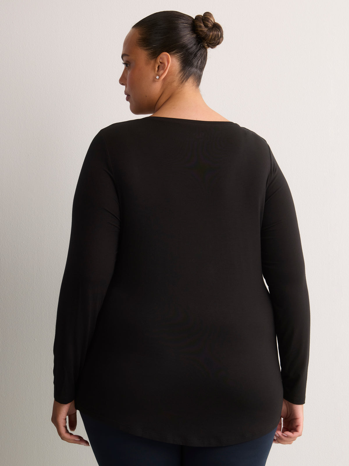 Long Black Modern-Fit Tee - PENN. Essentials