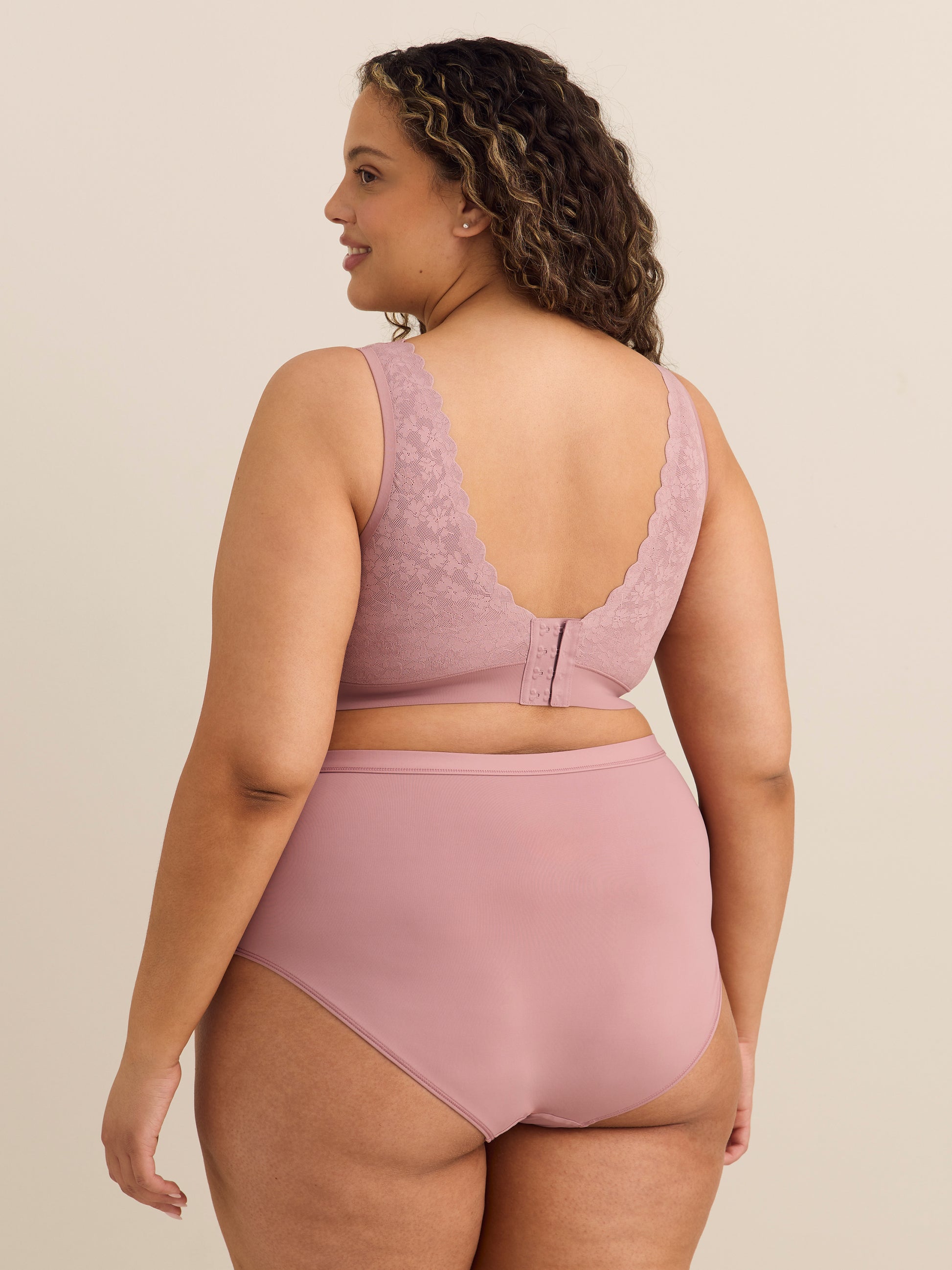 Wireless Lace Padded Bra with Scalloped Neckline - ti Voglio