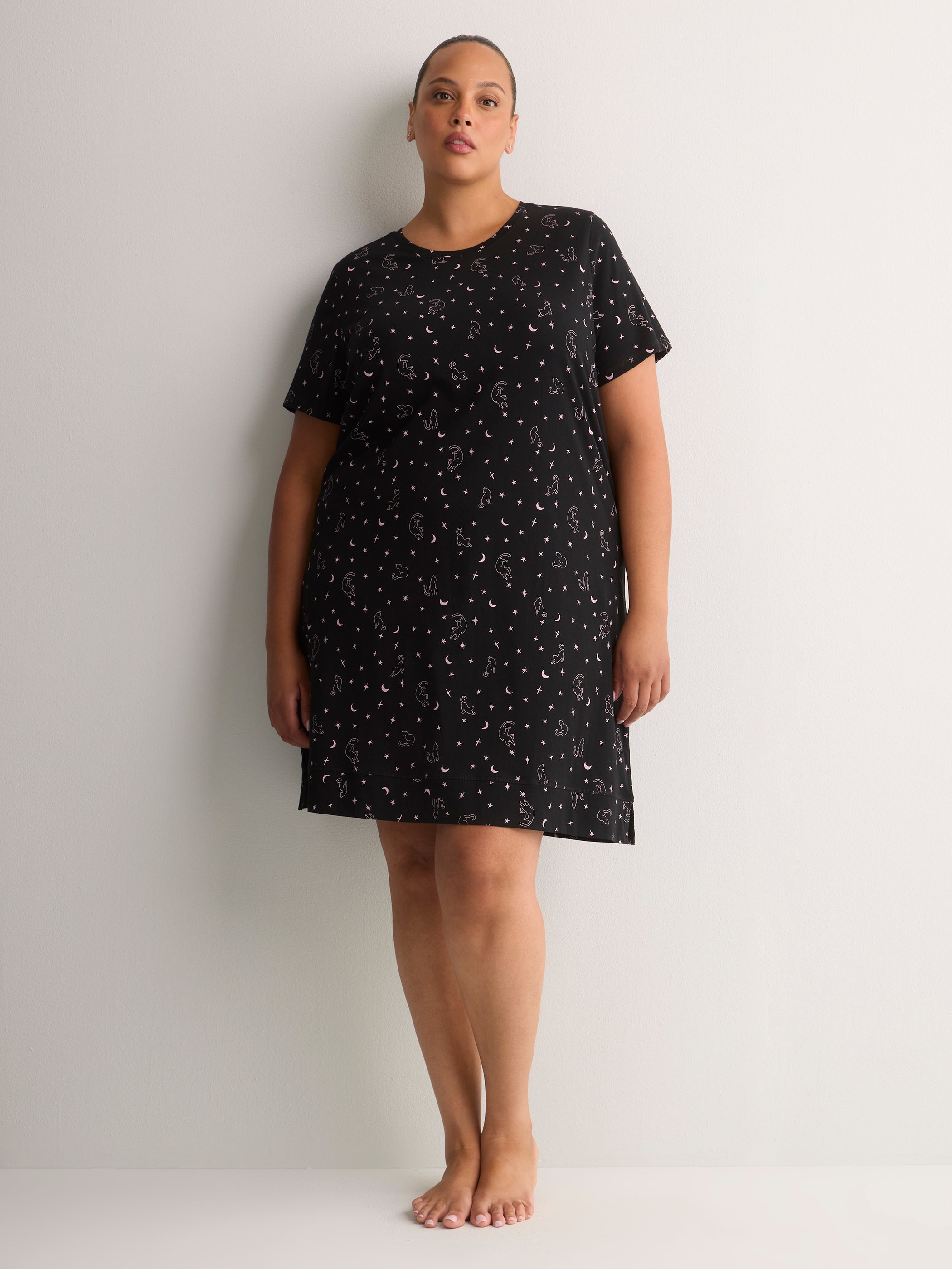 Black Cotton Short-Sleeve Sleepshirt with Night Sky Cat Print - tiVOGLIO
