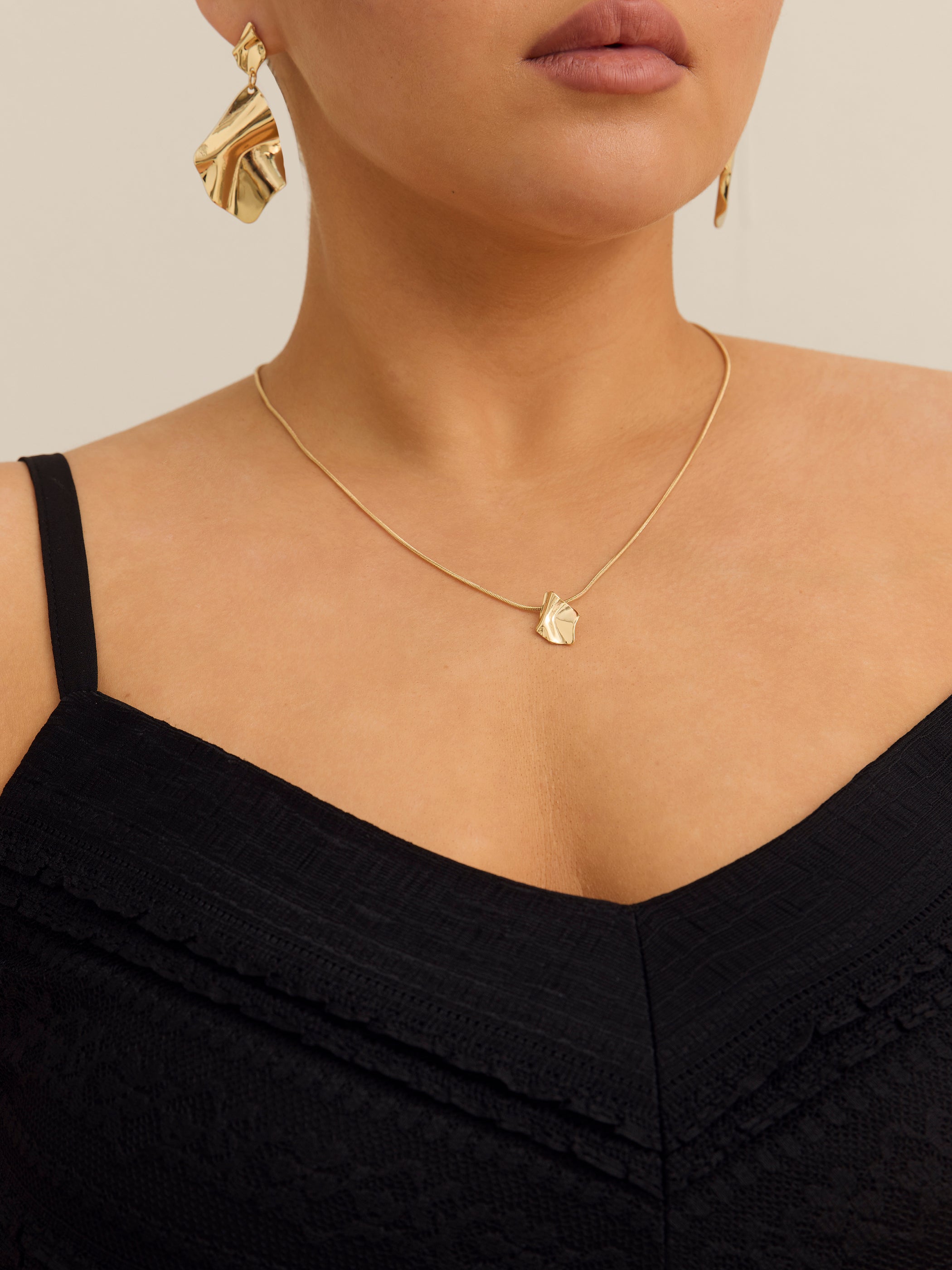 Short Dainty Necklace with Hammered Pendant