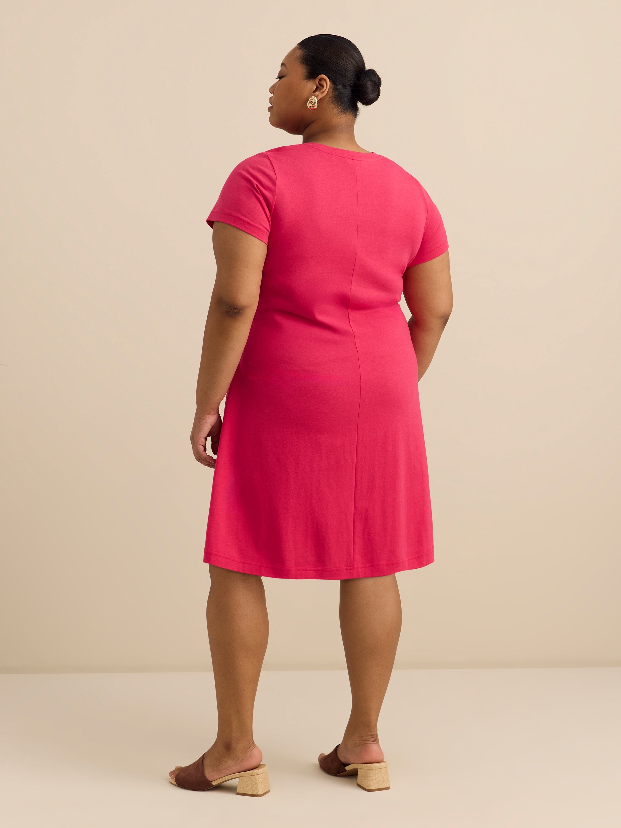 Robe à manches courtes à col dégagé avec noeud à la taille, tissu responsable