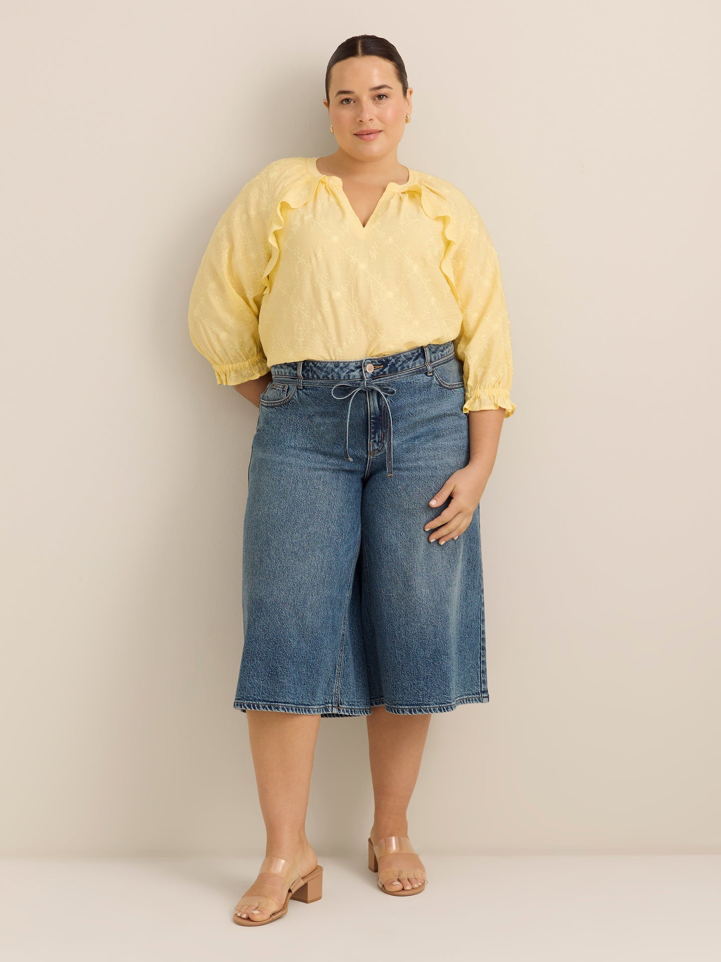 Blouse évasée avec encolure fendue à volants