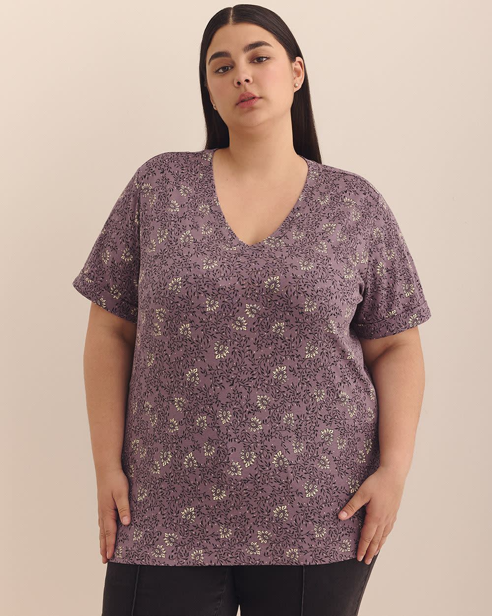 Boyfriend-Fit V-Neck T-Shirt - PENN. Essentials