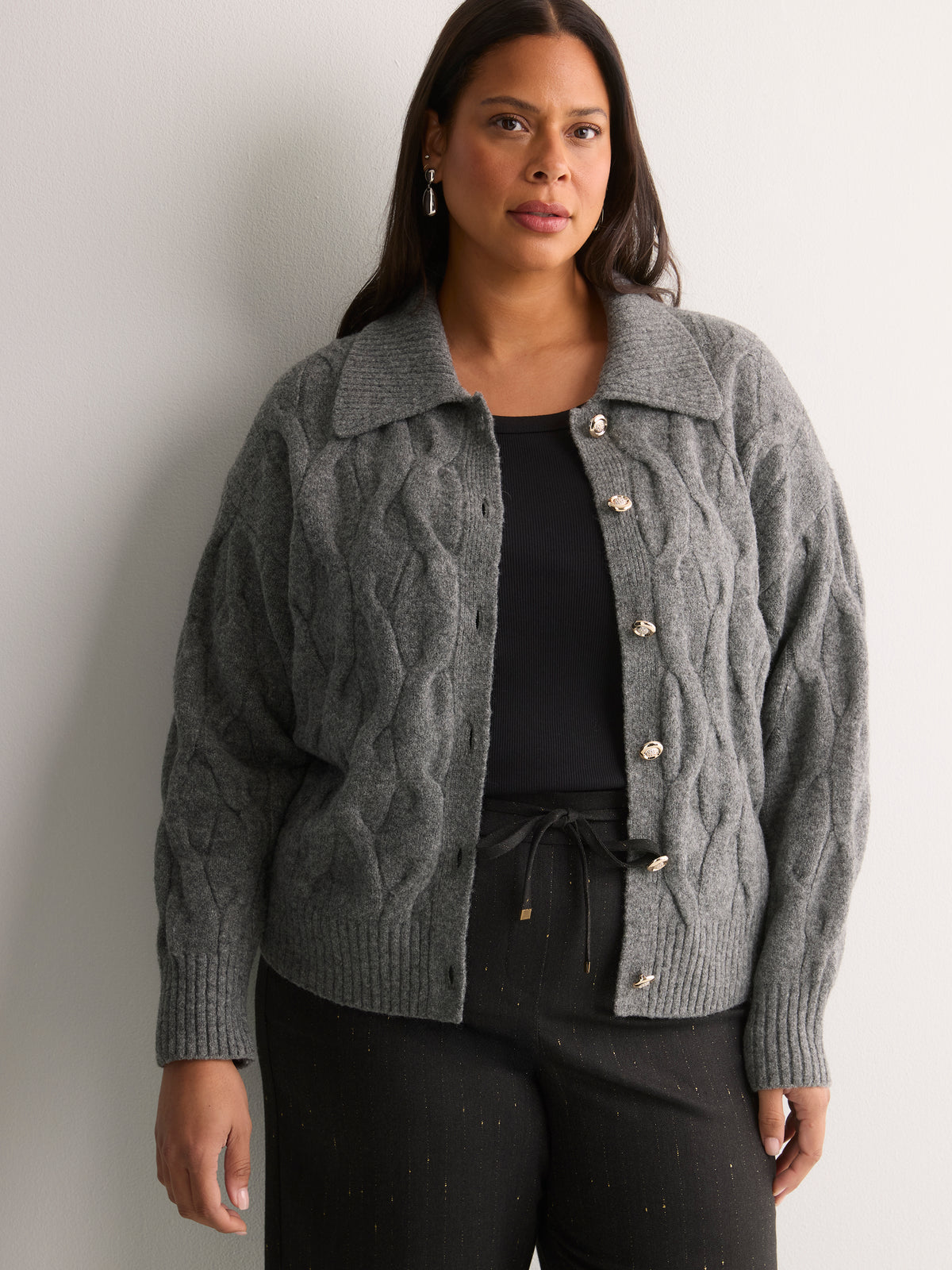 Cardigan court gris foncé à mailles torsadées et boutons-bijoux