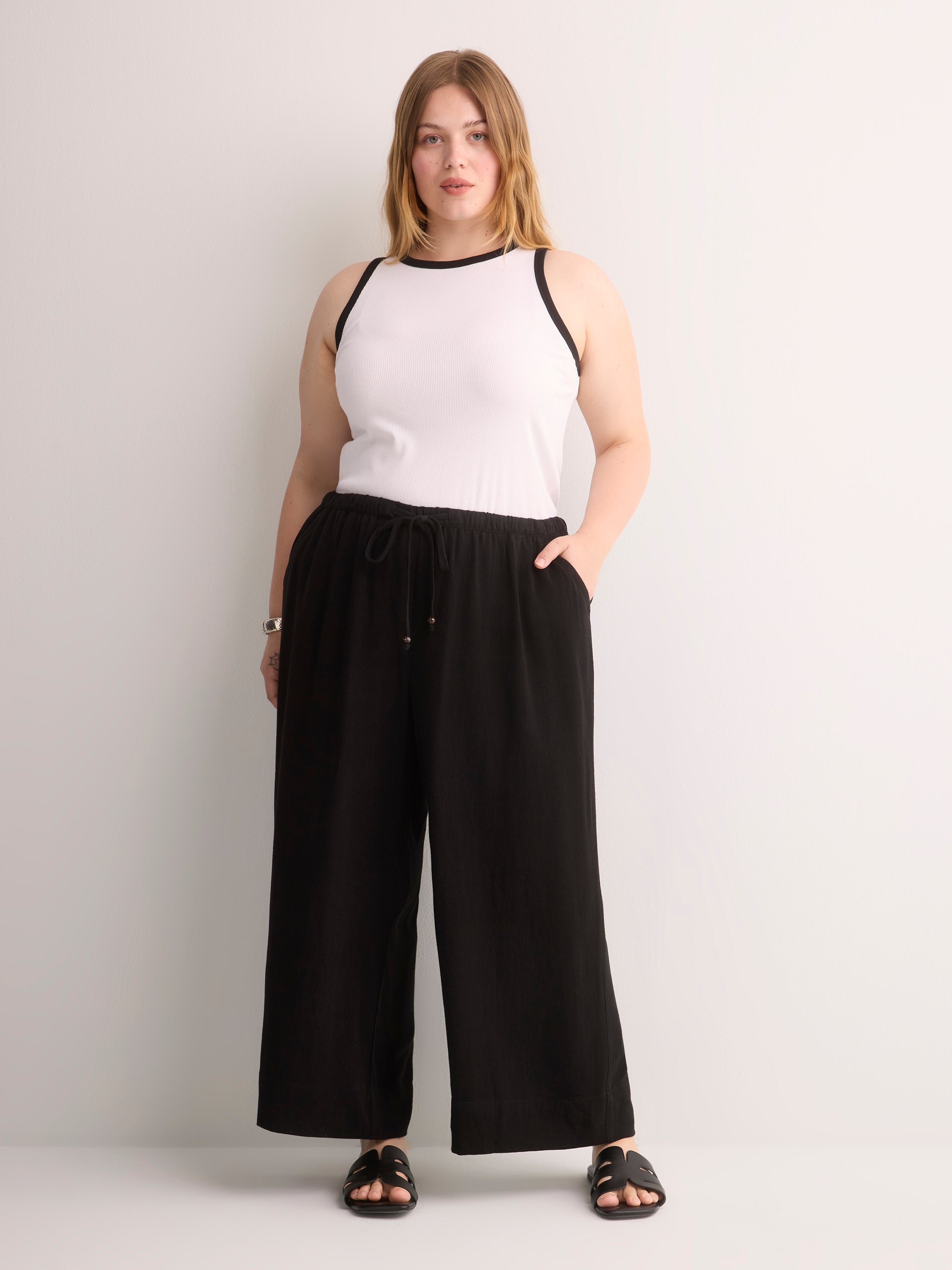 Fitted Halter-Neck Rib Knit Tank Top with Contrast Binding