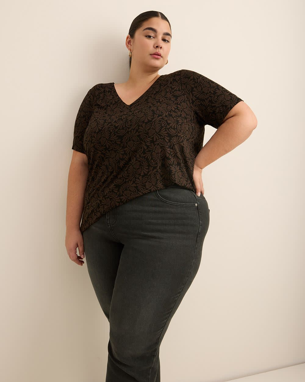 Modern-Fit Short-Sleeve V-Neck Tee - PENN. Essentials