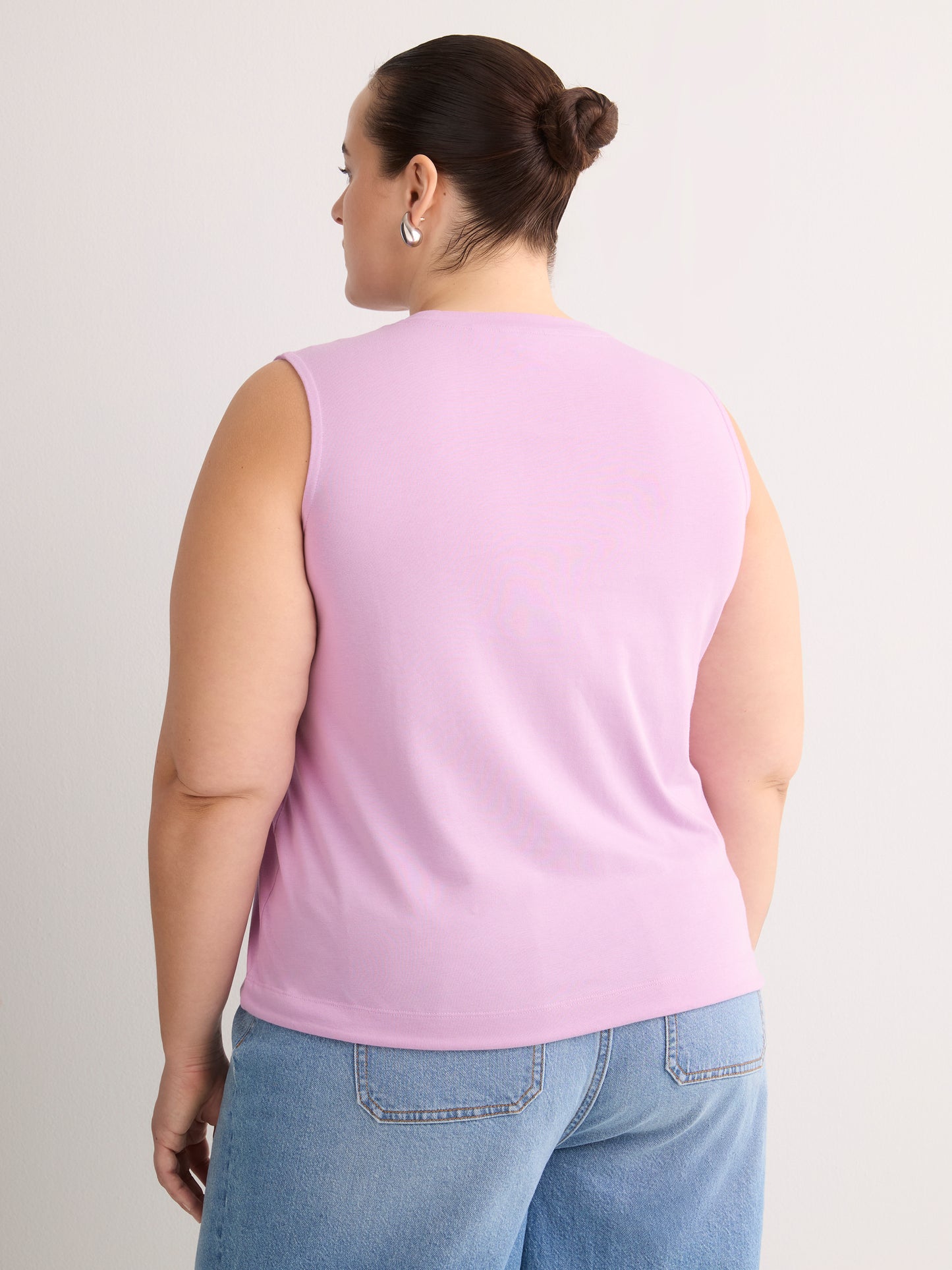 Straight-Fit Sleeveless Bubble Knit Top with Embroidery
