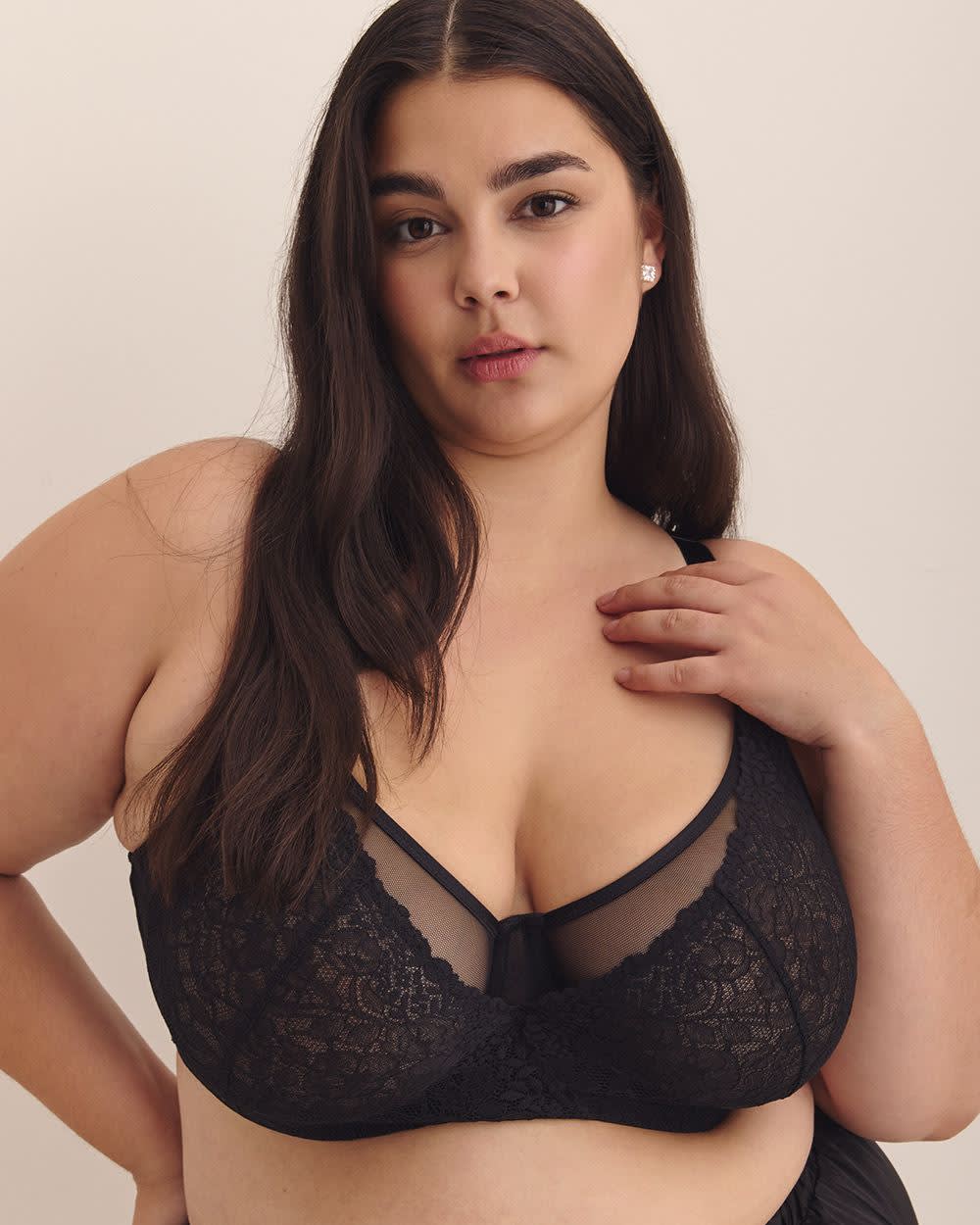 Soutien-gorge noir non doublé avec dentelle croisée, avec armatures - Déesse Collection