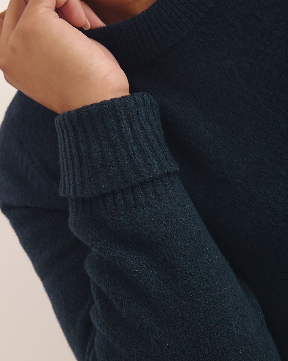 Pull à col rond et mailles métalliques