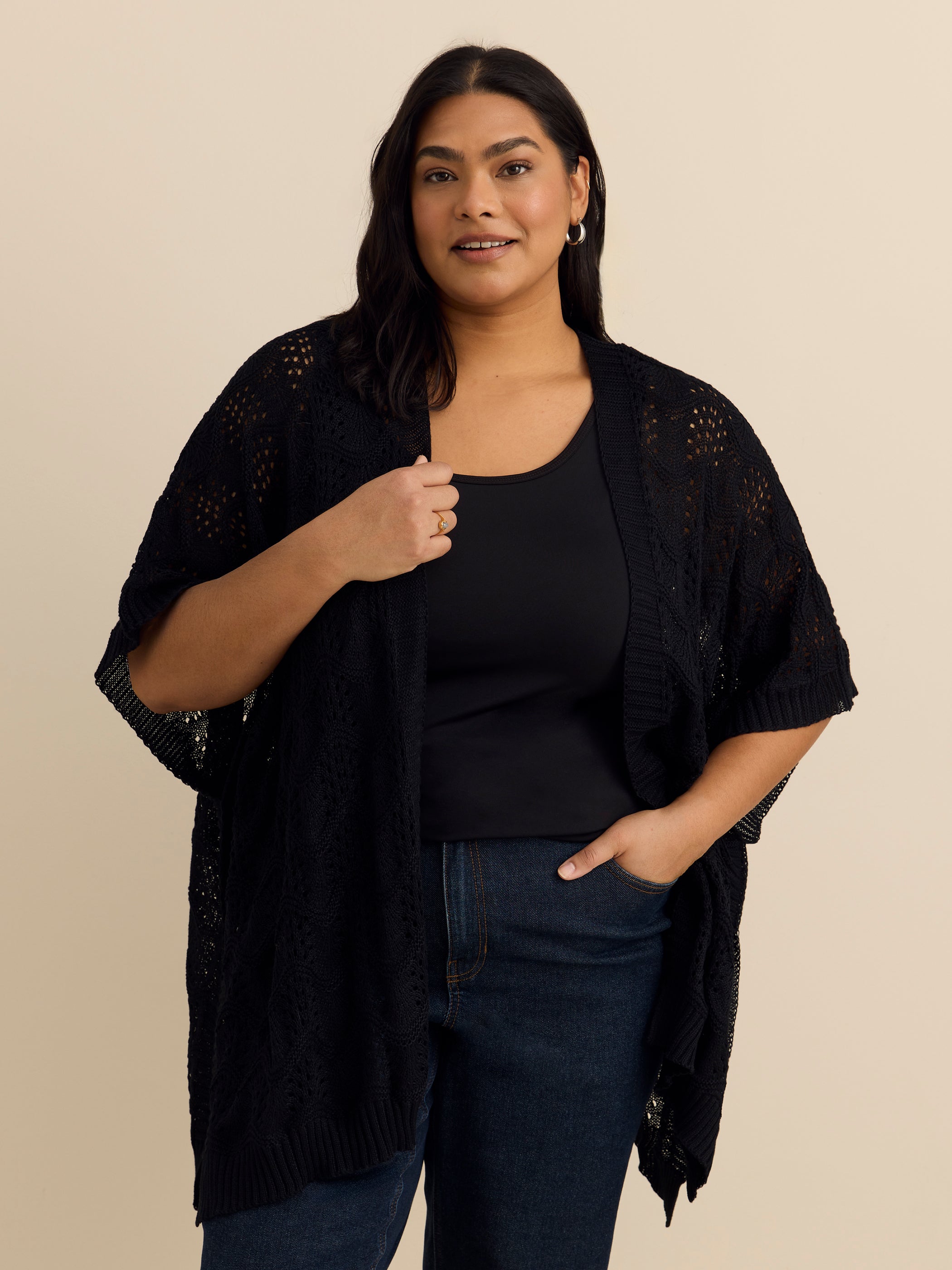 Cape noire à devant ouvert et mailles de fantaisie