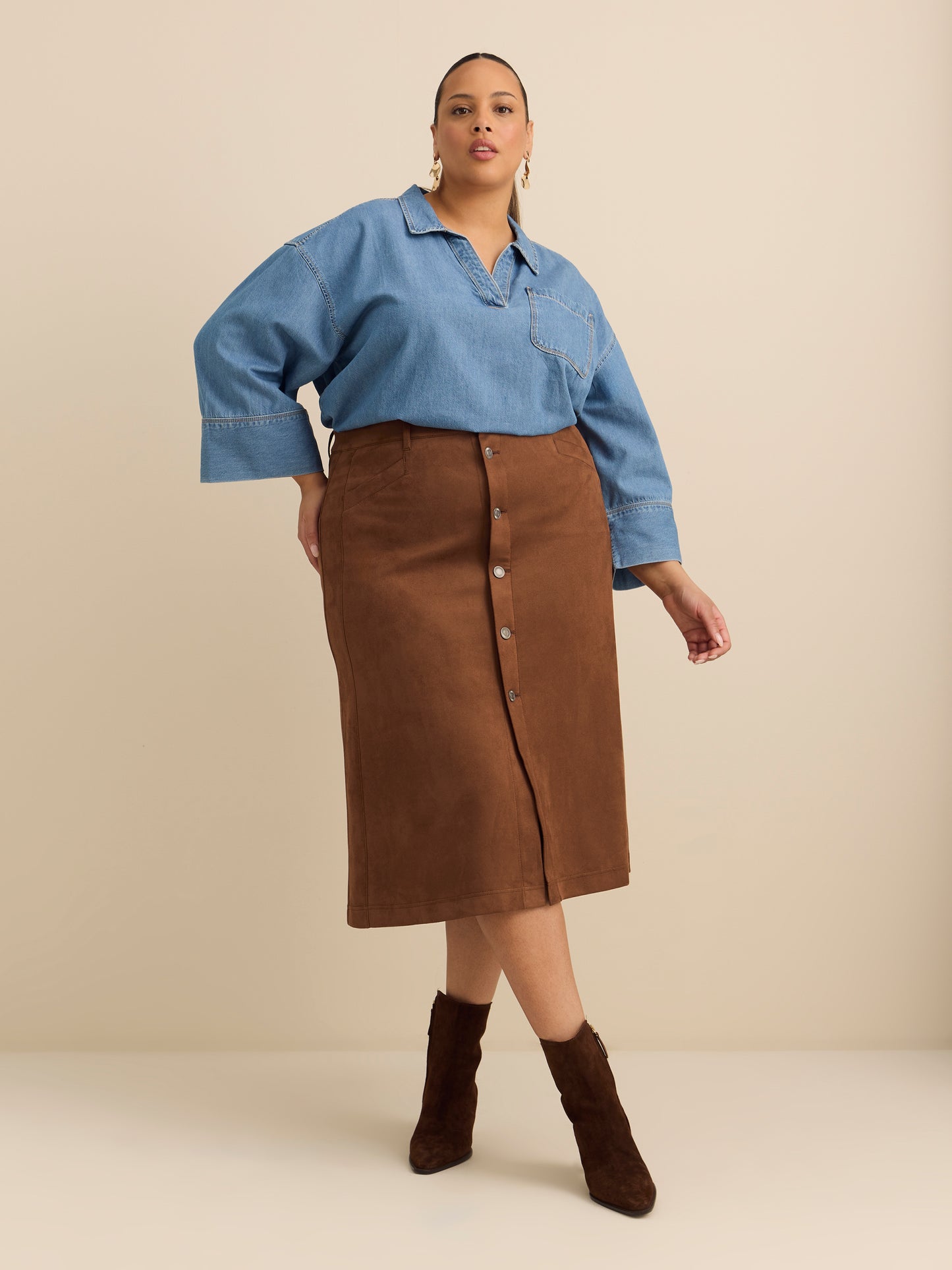Jupe boutonnée mi-longue en faux suède marron