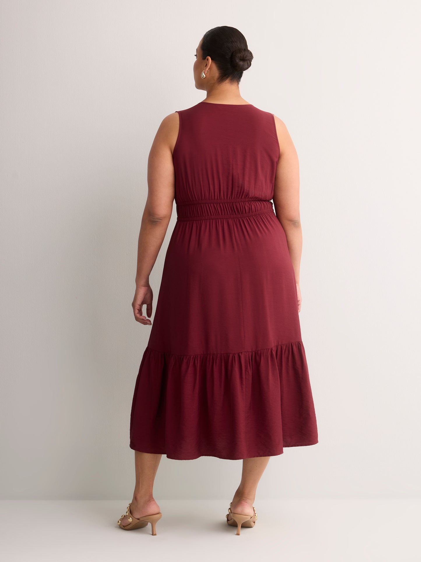 Robe longue rouge texturée sans manches à col en V et jupe à volant - Addition Elle