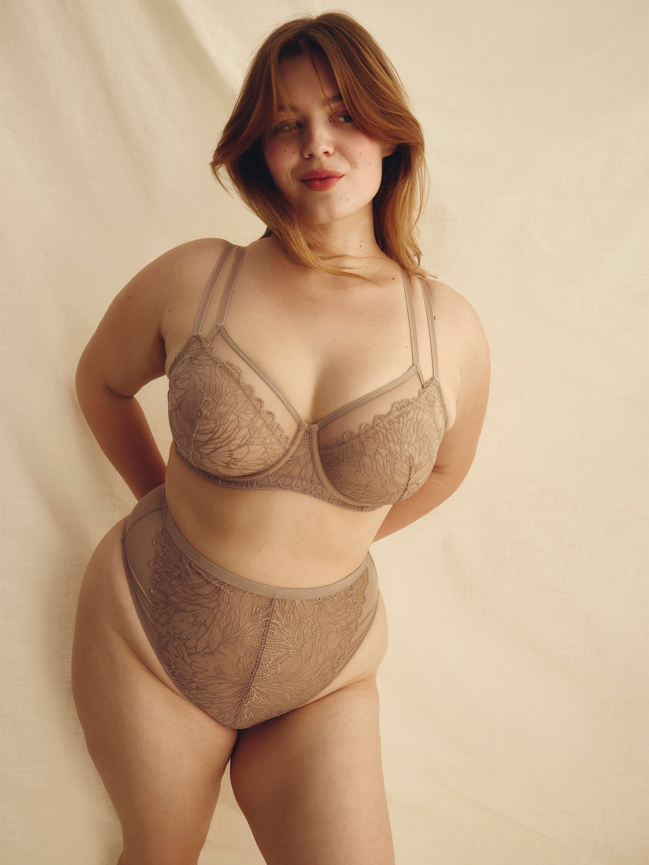 Culotte tanga unie en maille avec dentelle - Déesse Collection