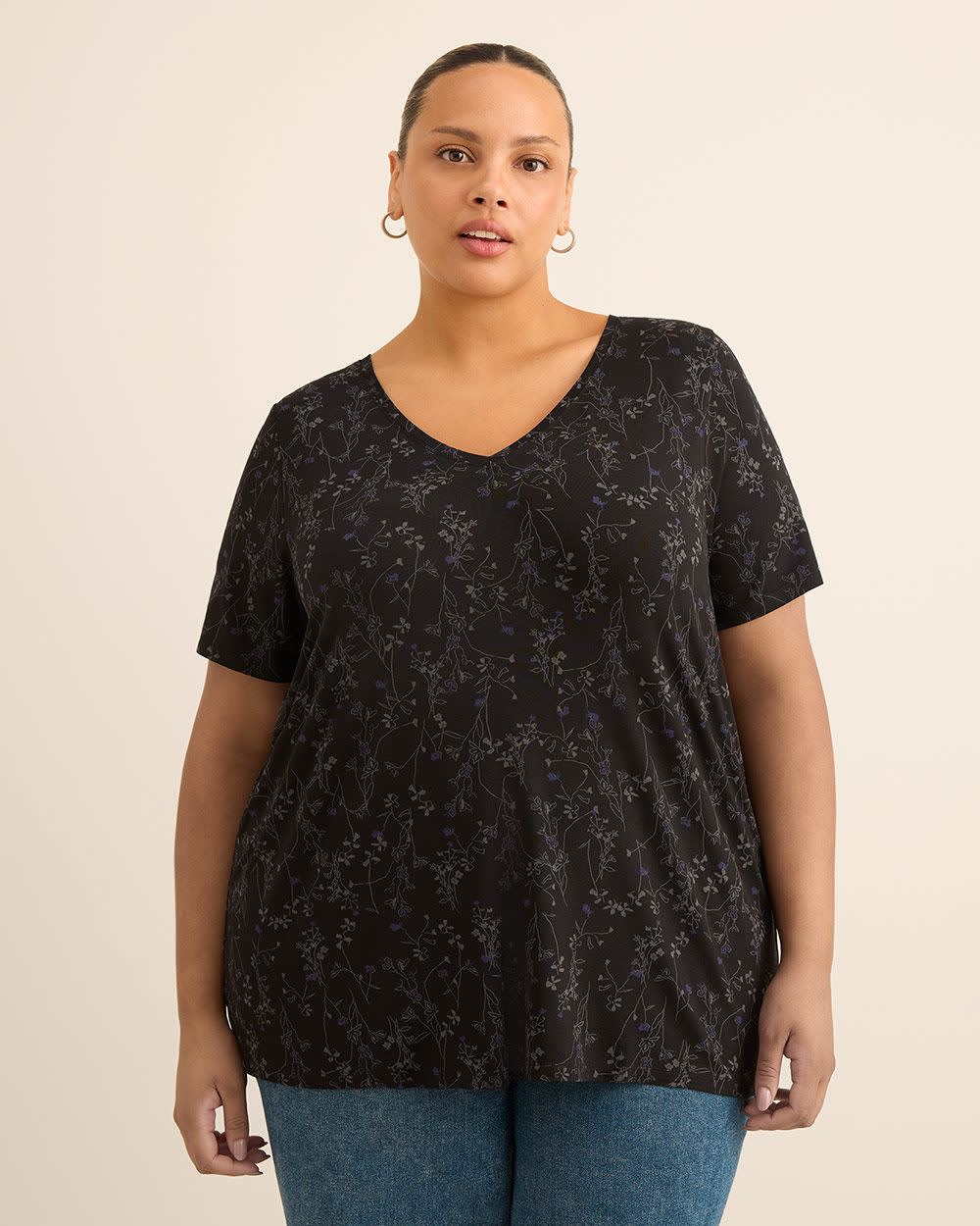 Modern-Fit Short-Sleeve V-Neck Tee - PENN. Essentials