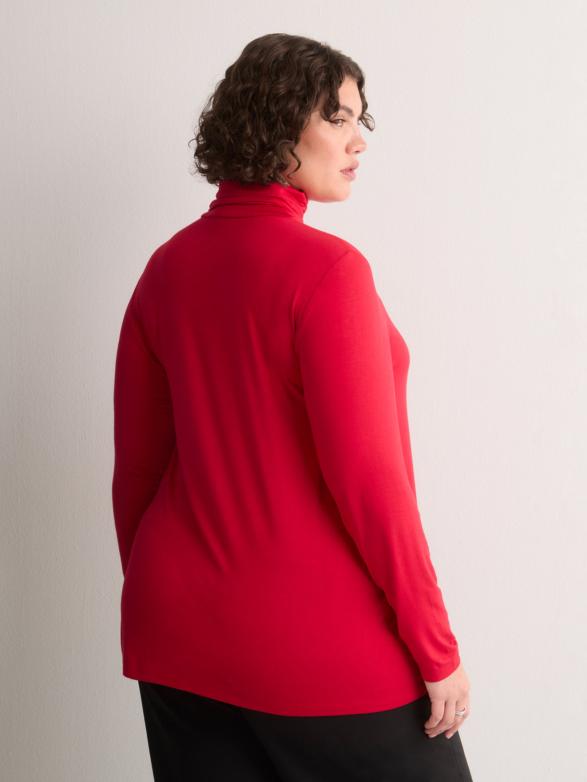 Haut moderne rouge à col roulé et manches longues, tissu responsable