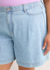 Short en denim à taille haute et pli, coupe galbée