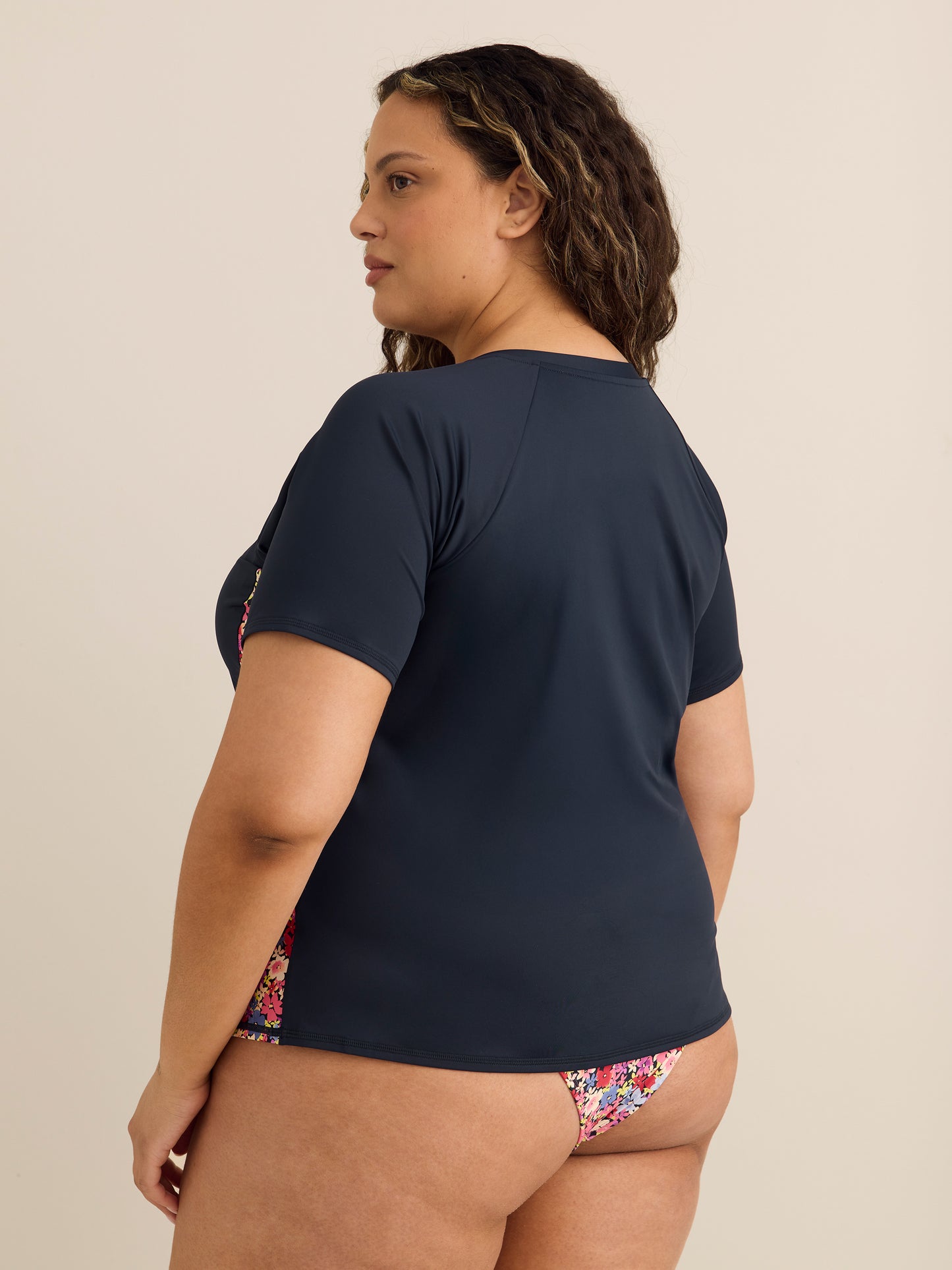 Maillot dermoprotecteur bleu marine fleuri à manches courtes 