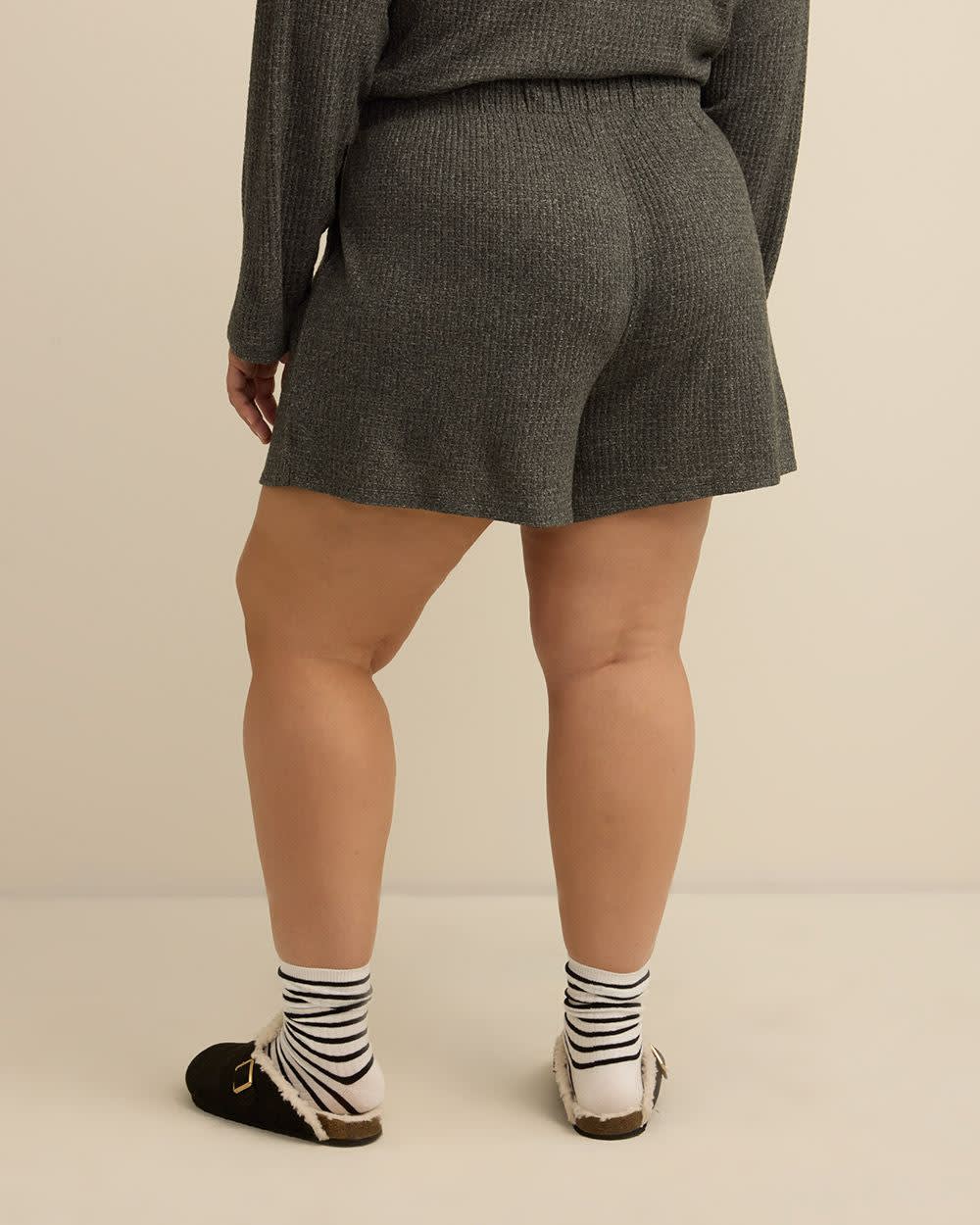 tiVOGLIO Pyjama court tricoté pour femmes – Gaufre brossée, taille à volants, fentes latérales