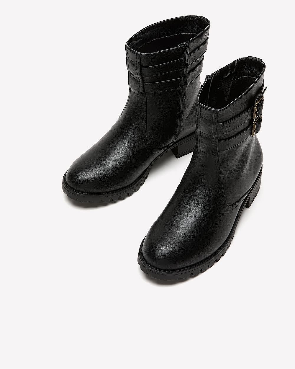 Bottillon noir à double bride et talon bas, pied très large